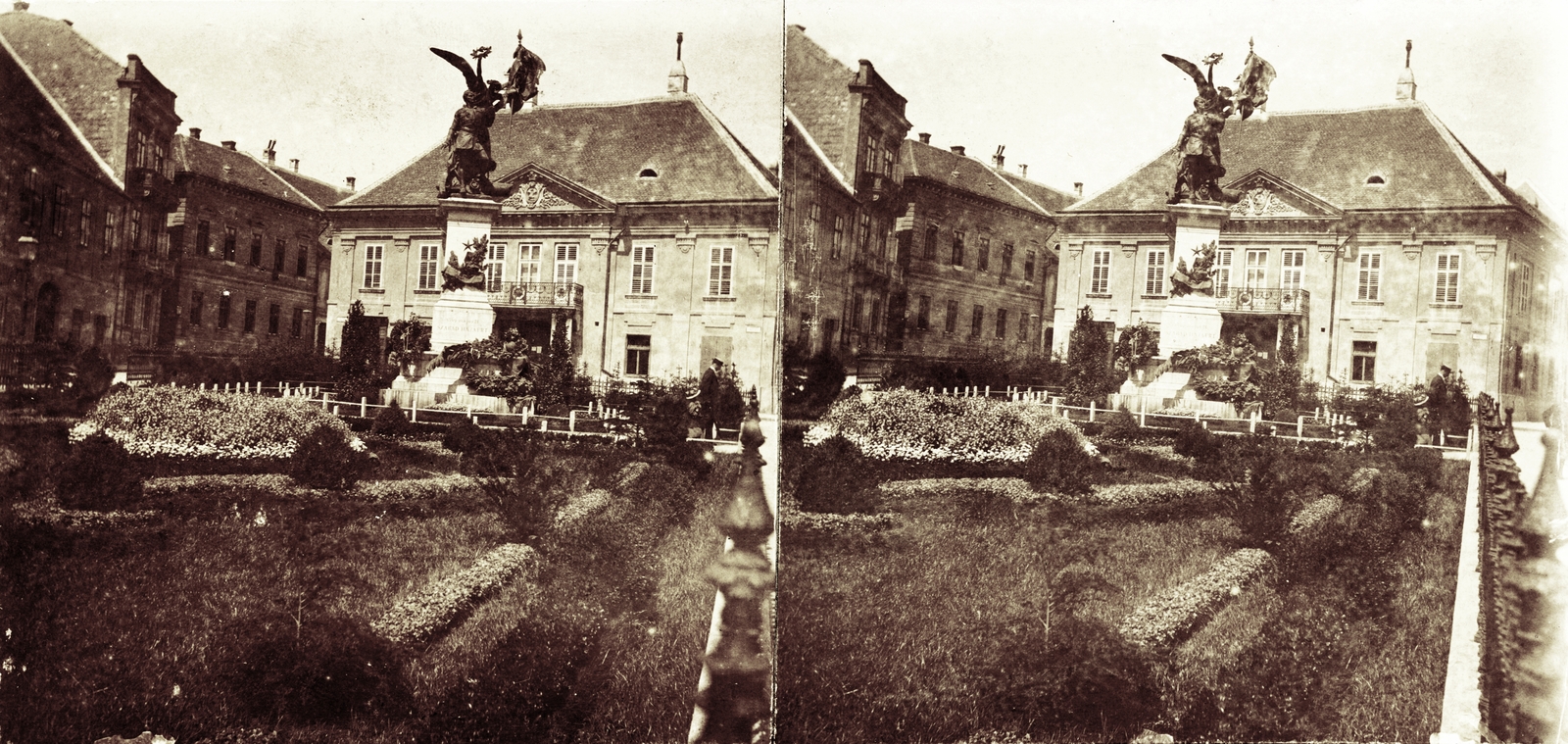 Magyarország, budai Vár, Budapest I., Dísz tér, szemben a Honvéd-szobor (Zala György, 1893.). A felvétel 1895-ben készült., 1900, Kiss László, Dabasy Fromm Géza, szobor, park, sztereófotó, Budapest, Zala György-terv, Fortepan #93395