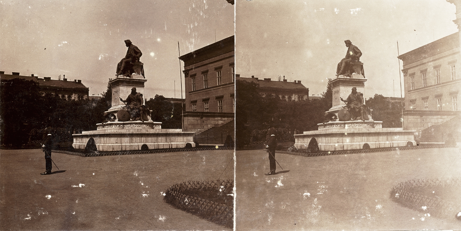 Magyarország, Budapest VIII., Múzeumkert, a Magyar Nemzeti Múzeum épülete előtt Arany János szobra (Stróbl Alajos, 1893.). A felvétel 1895-ben készült., 1900, Kiss László, Dabasy Fromm Géza, szobor, múzeum, sztereófotó, Budapest, Arany János-ábrázolás, Stróbl Alajos-terv, Fortepan #93399