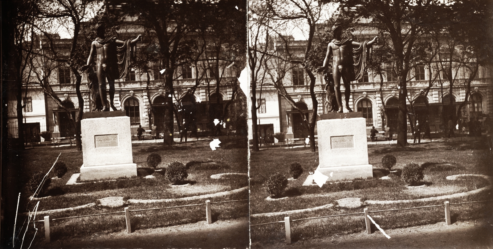 Hungary, Budapest VIII., Múzeumkert, a Belvederei Apollo szobor. Háttérben a Bródy Sándor (Főherceg Sándor) utcában a Képviselőház épülete (később Olasz Kultúrintézet). A felvétel 1895-ben készült., 1900, Kiss László, Dabasy Fromm Géza, sculpture, stereophoto, Budapest, nude figure, Apollo-portrayal, Fortepan #93401