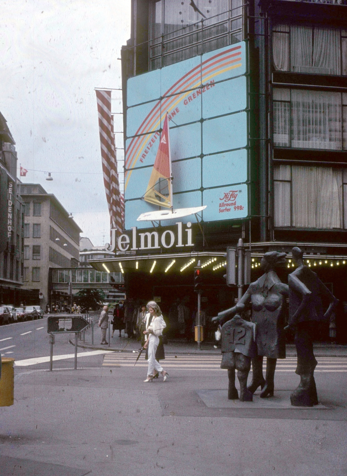 Switzerland, Zurich, Bahnhofstrasse - Sihlstrasse sarok., 1979, Közösségi Szociális Szövetkezet, colorful, sculpture, store, sculptural group, department store, Fortepan #93420