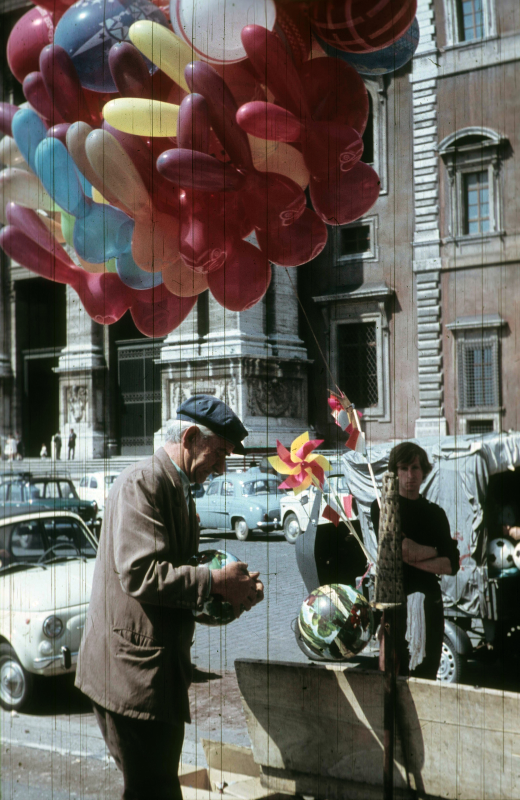 Italy, Rome, háttérben a Lateráni bazilika., 1968, Közösségi Szociális Szövetkezet, colorful, baloon, pinwheel, Fortepan #93421