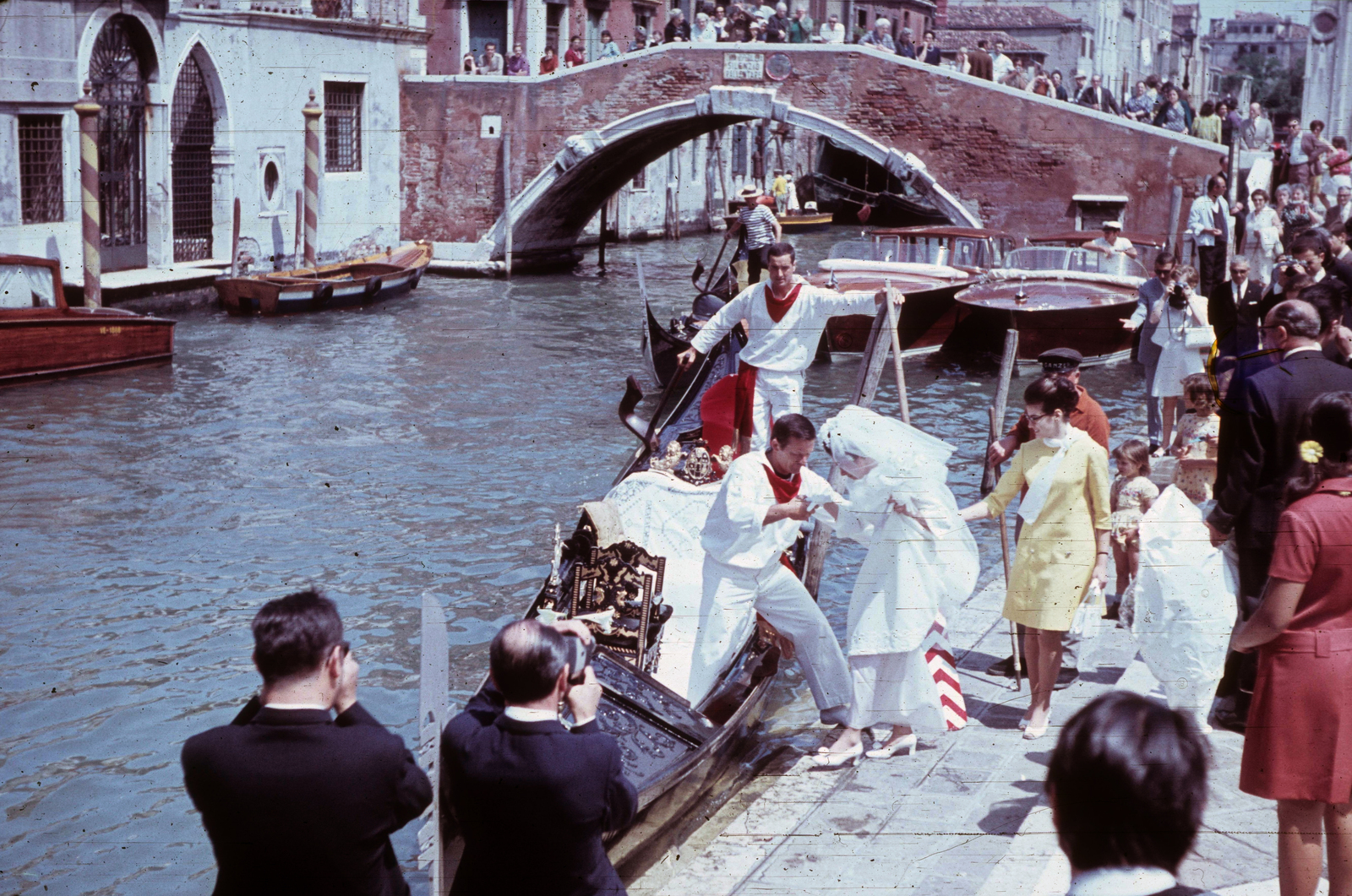 Italy, Venice, Fondamenta Dandolo a Basilica dei Santi Giovanni e Paolo előtt, háttérben a Ponte Cavallo., 1968, Közösségi Szociális Szövetkezet, colorful, bridge, bride, rowing boat, arch bridge, Fortepan #93429