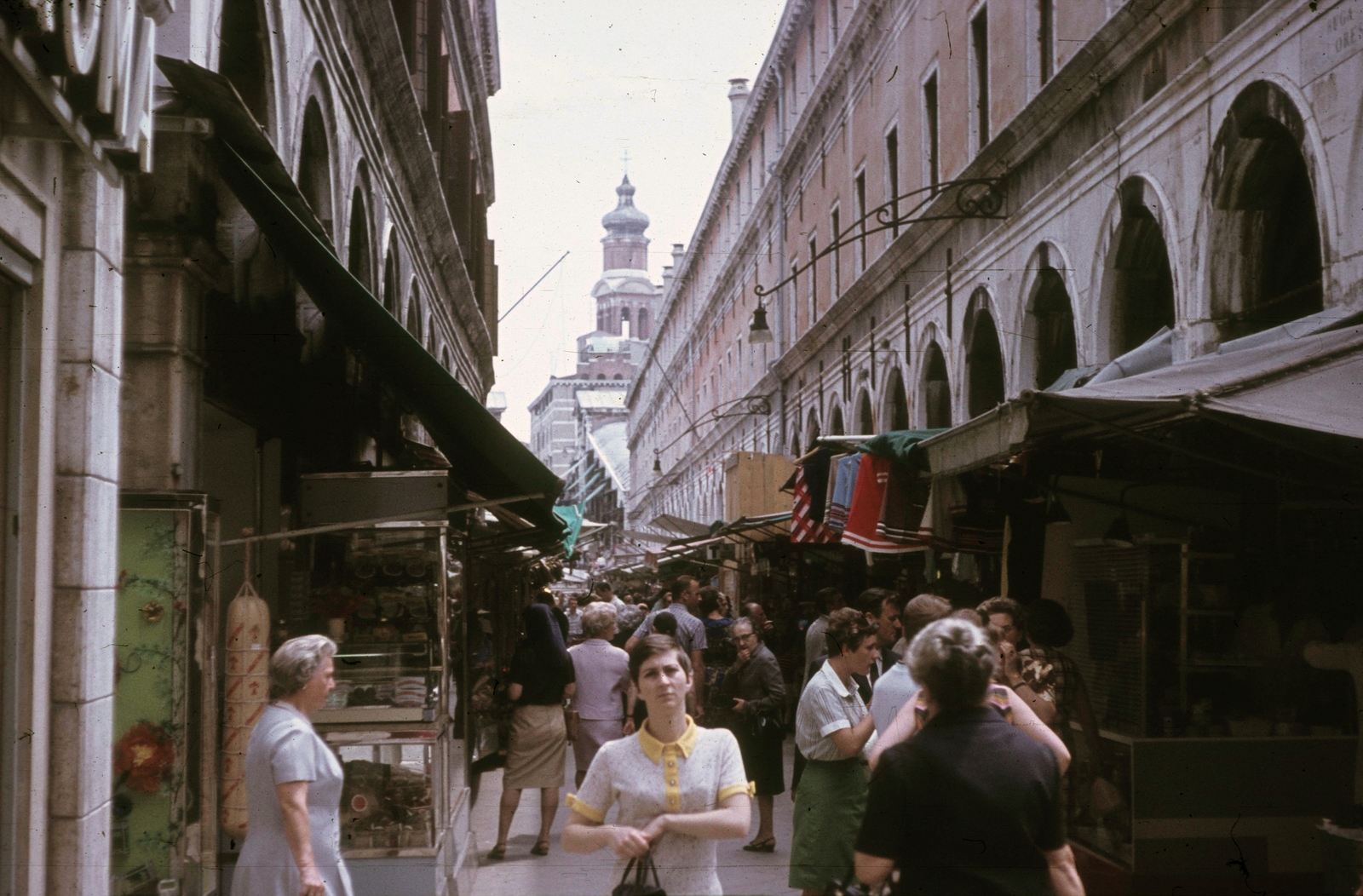 Italy, Venice, Ruga degli Orefici, háttérben a Rialto híd., 1972, Közösségi Szociális Szövetkezet, colorful, Fortepan #93431