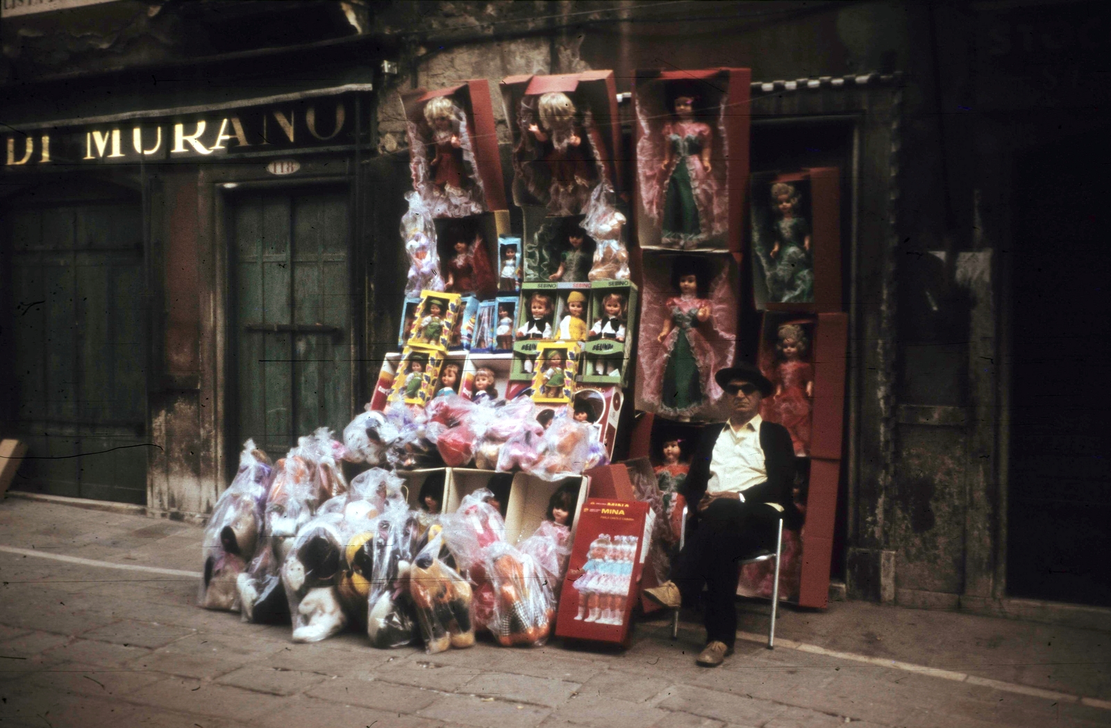 Italy, Venice, Rio Tera Lista di Spagna 118., 1972, Közösségi Szociális Szövetkezet, toy doll, colorful, doll, house number sign, toy animal, Fortepan #93437