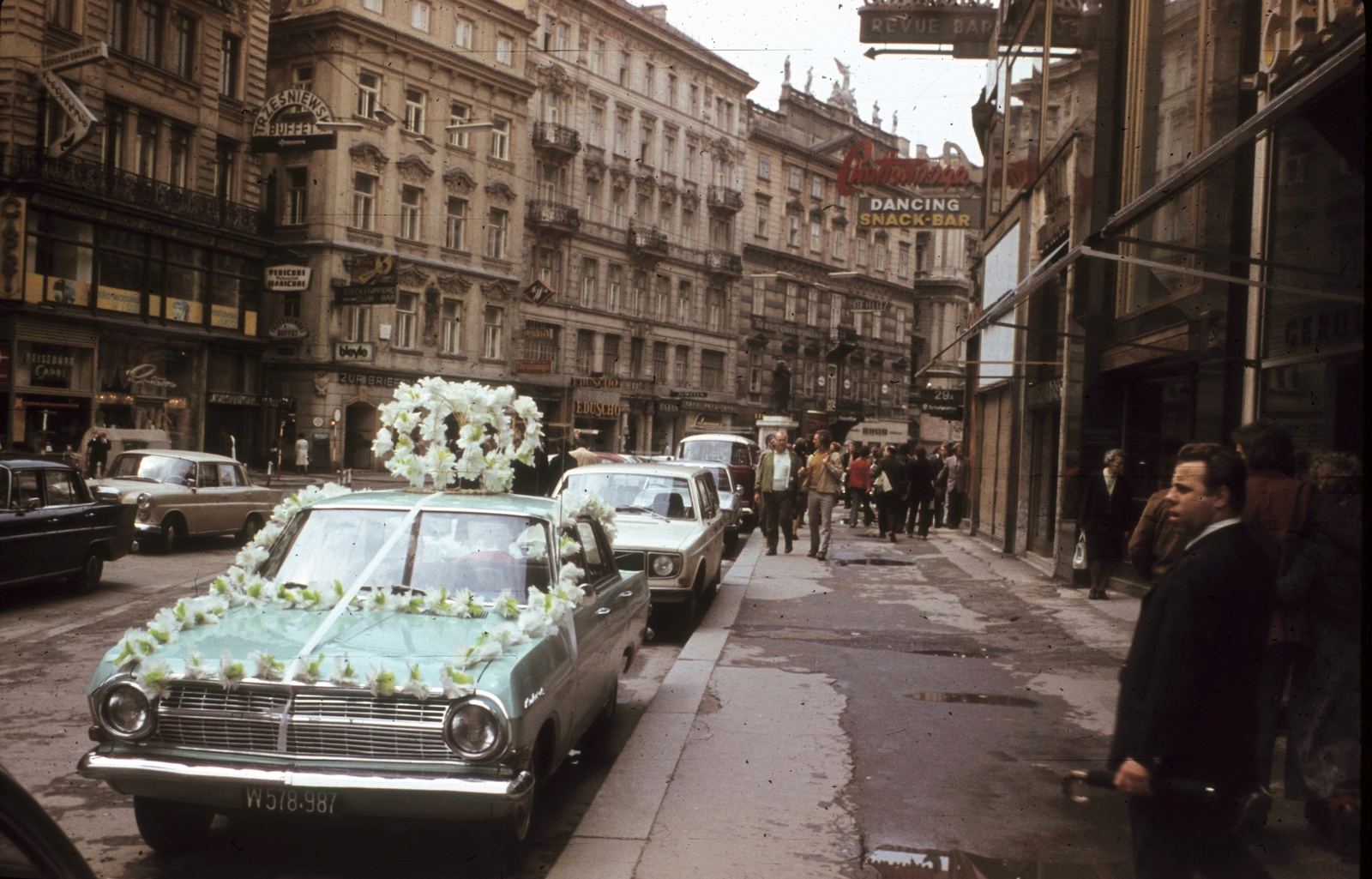 Austria, Vienna, Graben a Stock Im Eisen Platz felől, balra a Dorotheergasse torkolata., 1972, Közösségi Szociális Szövetkezet, wedding ceremony, colorful, flower, automobile, number plate, flower decoration, Fortepan #93441