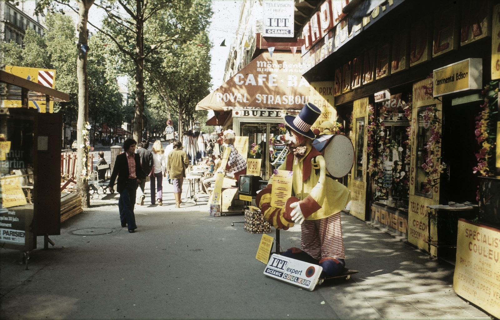 France, Paris, Boulevard de Strasbourg a Rue du Château d'Eau kereszteződésénél a Boulevard de Magenta felé nézve., 1976, Közösségi Szociális Szövetkezet, colorful, clown, street view, drum, bowler hat, Fortepan #93449