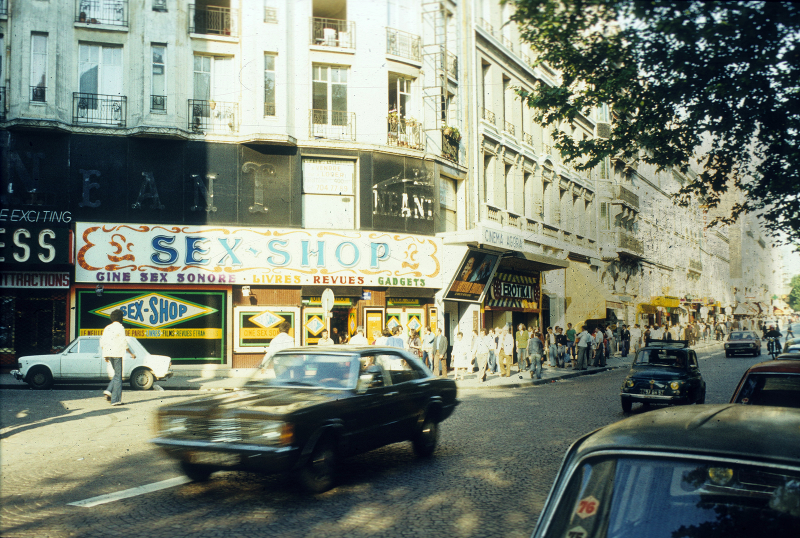 Franciaország, Párizs, Boulevard de Clichy, balra a Rue Coustou torkolata., 1976, Közösségi Szociális Szövetkezet, színes, erotika, Fiat 500, Fiat 128, Ford Taunus TC, Fortepan #93451
