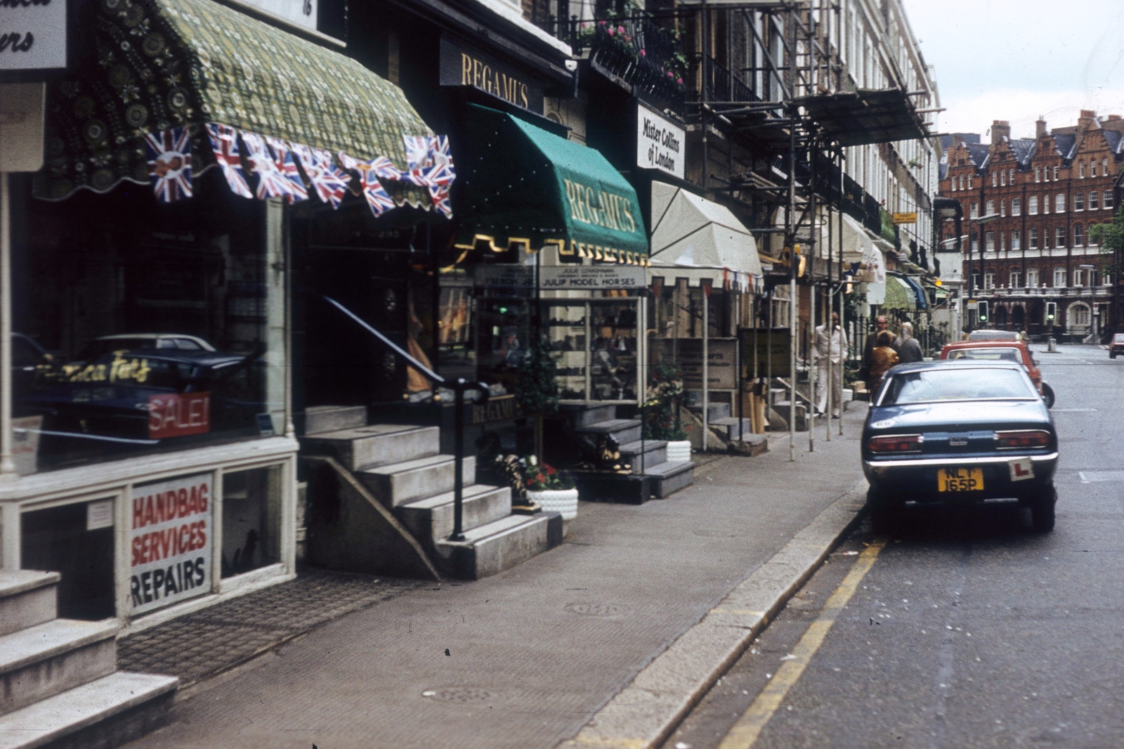 Egyesült Királyság, London, Beauchamp Place a Brompton Road felé nézve., 1977, Közösségi Szociális Szövetkezet, színes, automobil, napellenző, Fortepan #93453