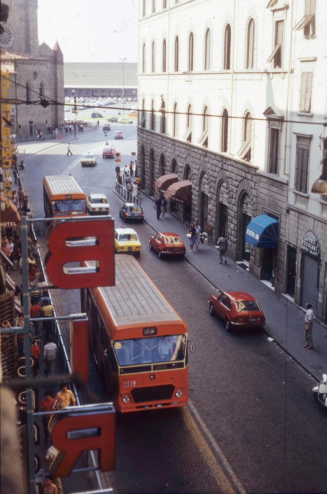 Italy, Florence, Via del Panzani a Piazza della Stazione felé nézve., 1979, Közösségi Szociális Szövetkezet, colorful, bus, street view, Fortepan #93459