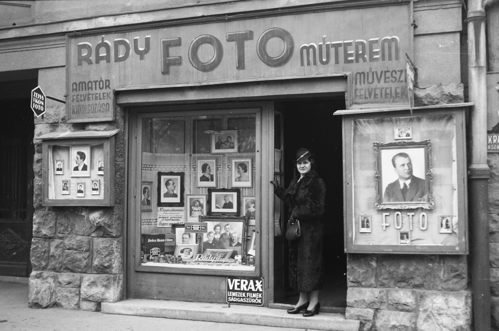 Magyarország, Budapest VIII., Vajda Péter (Simor) utca 13. Rády László fotó műterme., 1939, Kurutz Márton, cégtábla, műterem, nő, Zeiss Ikon-márka, fotószaküzlet, Budapest, Fortepan #93472