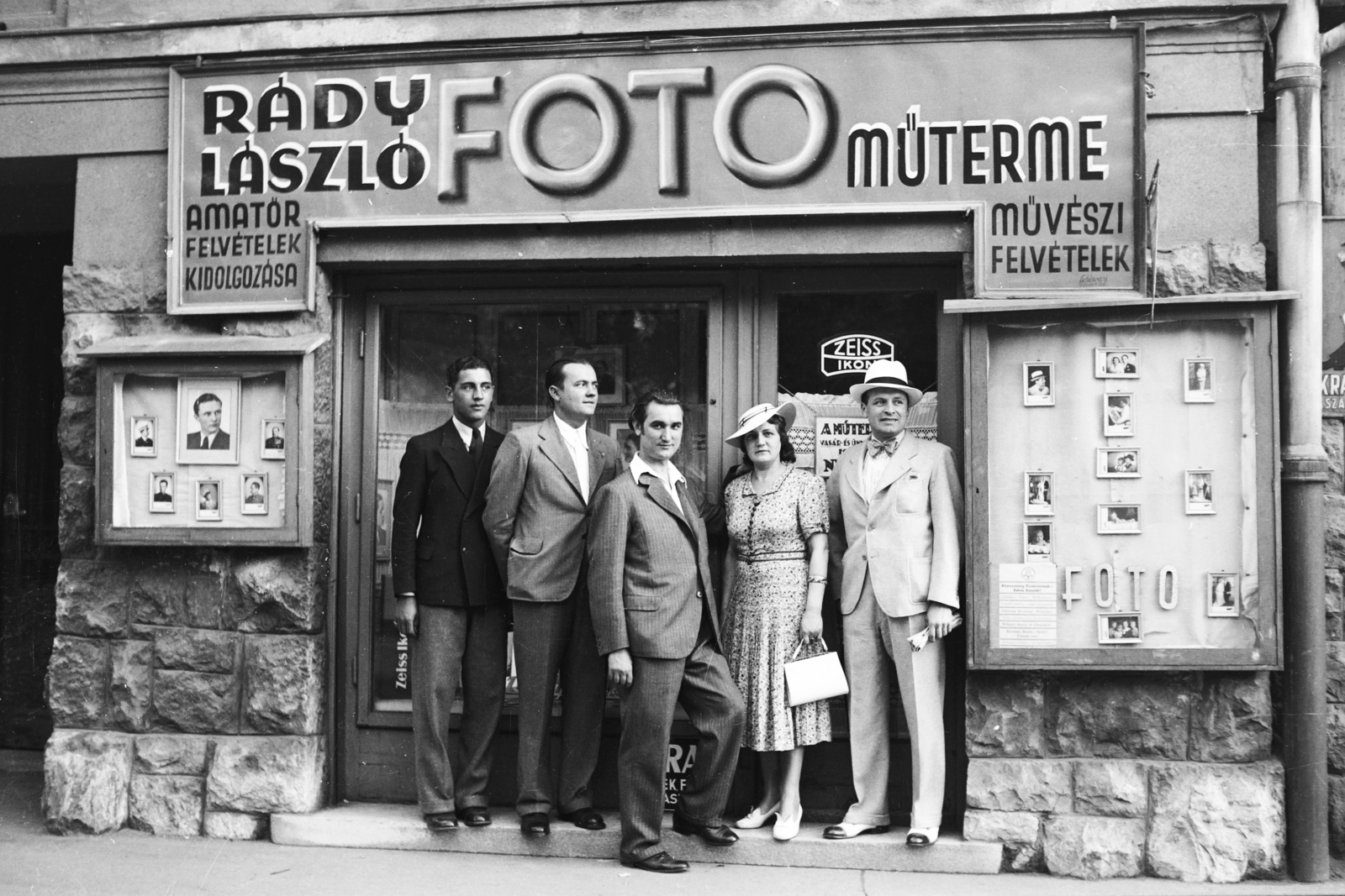 Magyarország, Budapest VIII., Vajda Péter (Simor) utca 13. Rády László fotó műterme., 1939, Kurutz Márton, cégtábla, csoportkép, műterem, fotószaküzlet, Budapest, hátratett kéz, Fortepan #93479