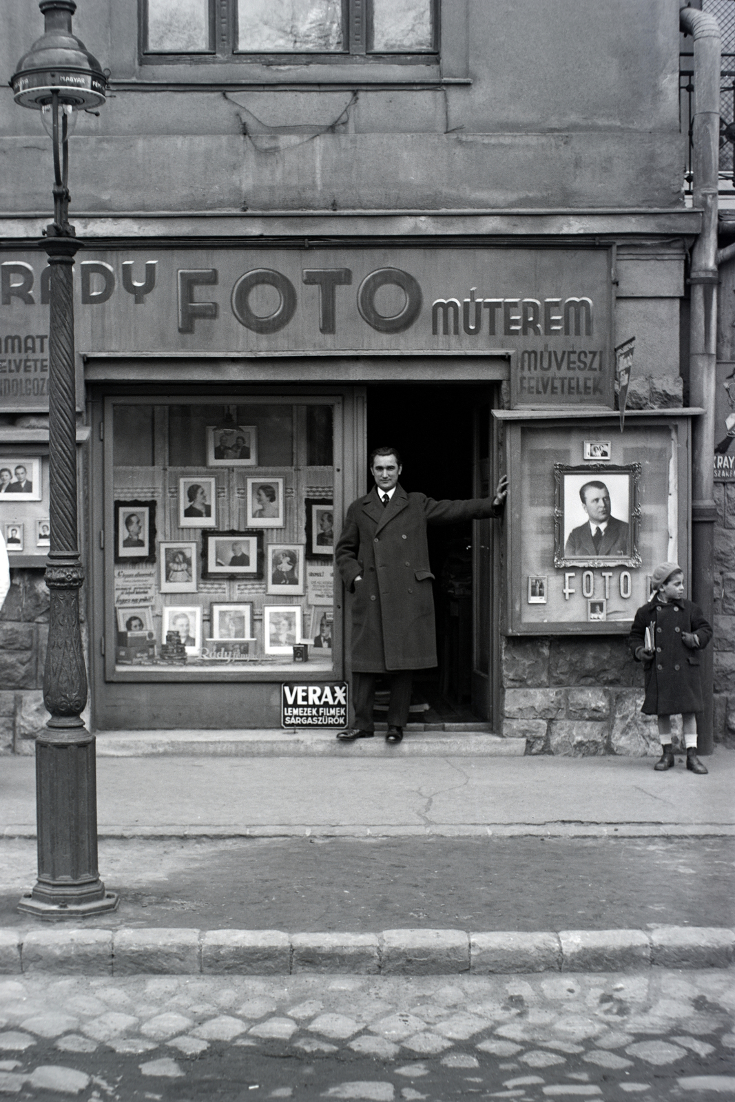 Hungary, Budapest VIII., Vajda Péter (Simor) utca 13. Rády László fotó műterme., 1939, Kurutz Márton, sign-board, studio, camera store, Budapest, Best of, photography, store display, Fortepan #93481