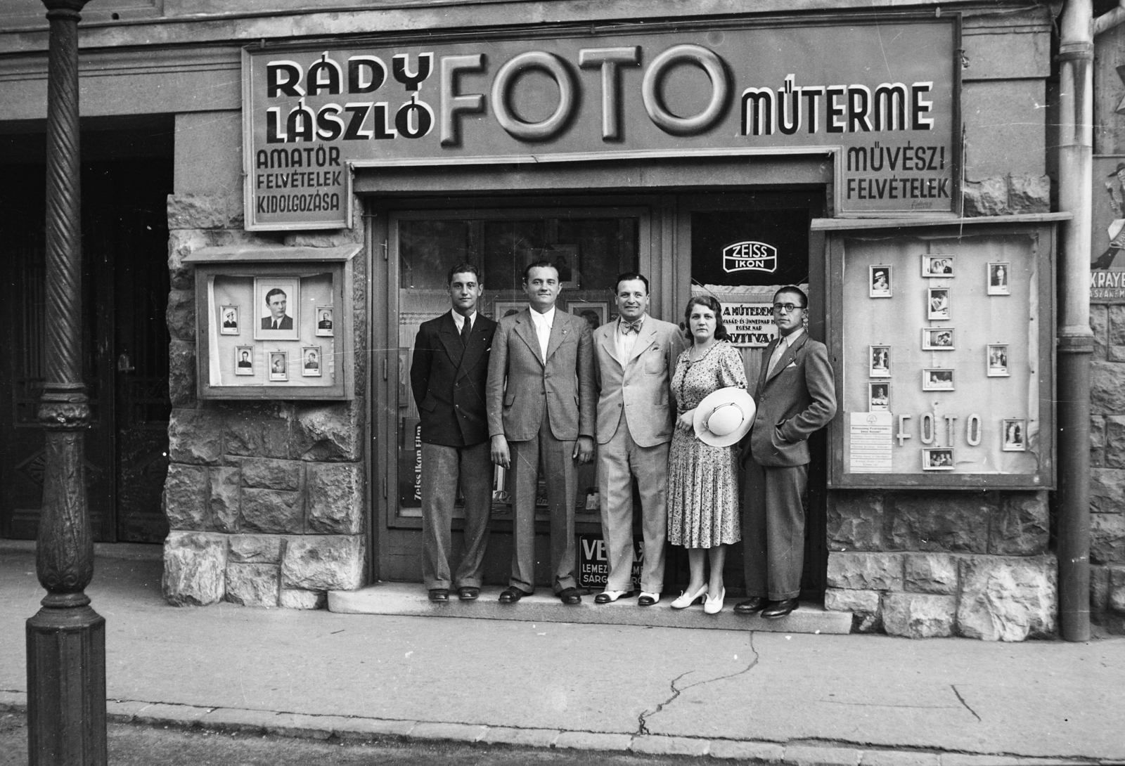 Magyarország, Budapest VIII., Vajda Péter (Simor) utca 13. Rády László fotó műterme., 1939, Kurutz Márton, cégtábla, csoportkép, műterem, fotózás, Budapest, hátratett kéz, zsebredugott kéz, üzletportál, fényképész, kirakat, cégér, Fortepan #93491
