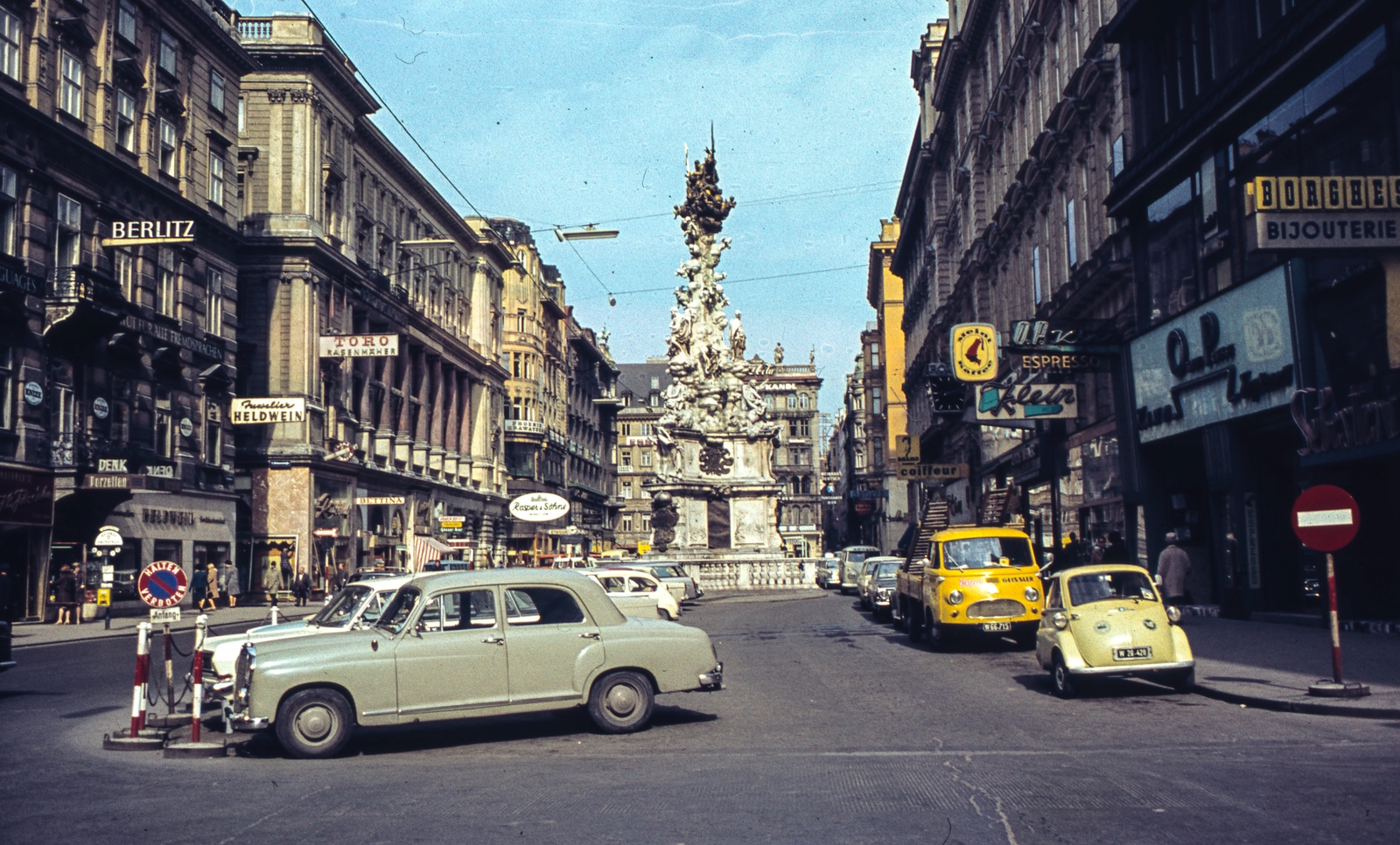 Austria, Vienna, Graben, középen a Pestisoszlop., 1967, LHM, colorful, sign-board, commercial vehicle, street view, Mercedes-brand, automobile, number plate, Fortepan #93502