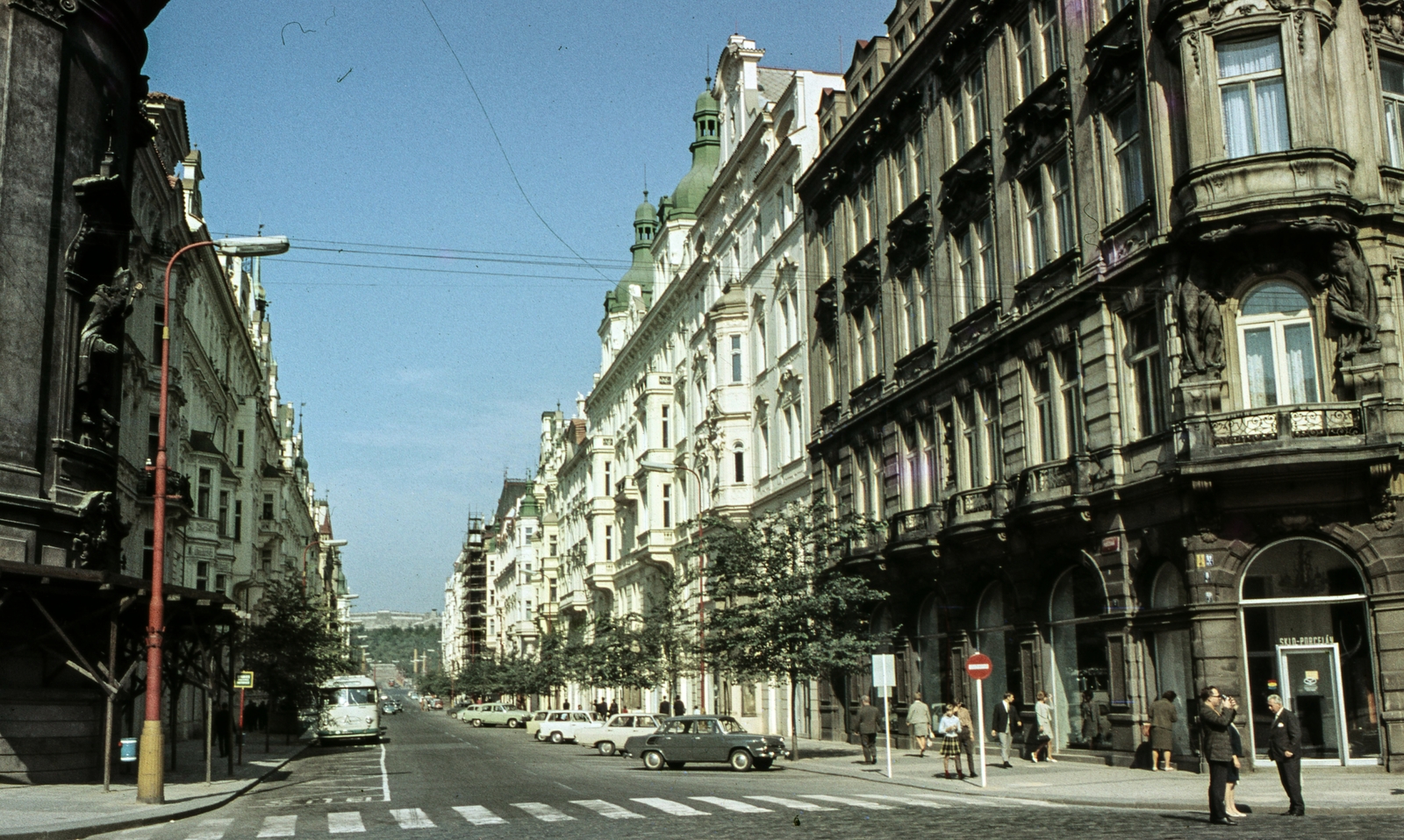 Czech Republik, Prague, Óváros tér (Staromestské namesti), szemben a Pařížská ulice., 1967, LHM, Czechoslovakia, colorful, bus, Trabant-brand, street view, genre painting, Skoda-brand, lamp post, automobile, Fortepan #93509