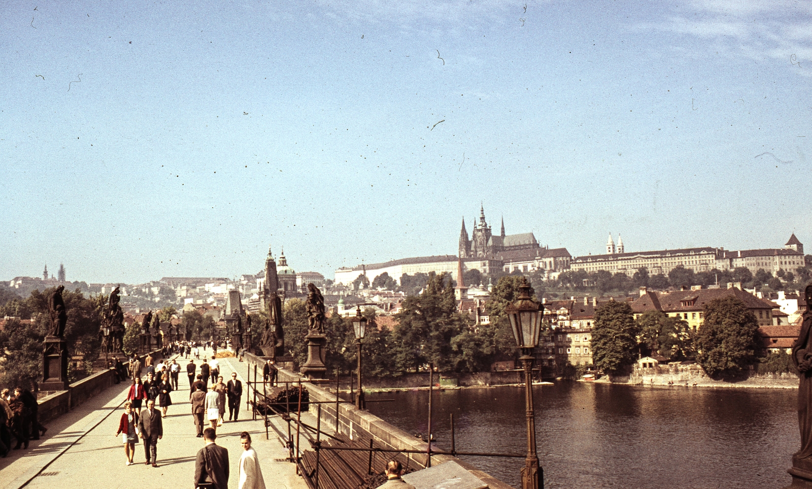 Csehország, Prága, Károly híd, háttérben a Hradzsin., 1967, LHM, Csehszlovákia, templom, színes, híd, folyó, kőhíd, székesegyház, ívhíd, Peter Parler-terv, Matyáš z Arrasu-terv, Fortepan #93513