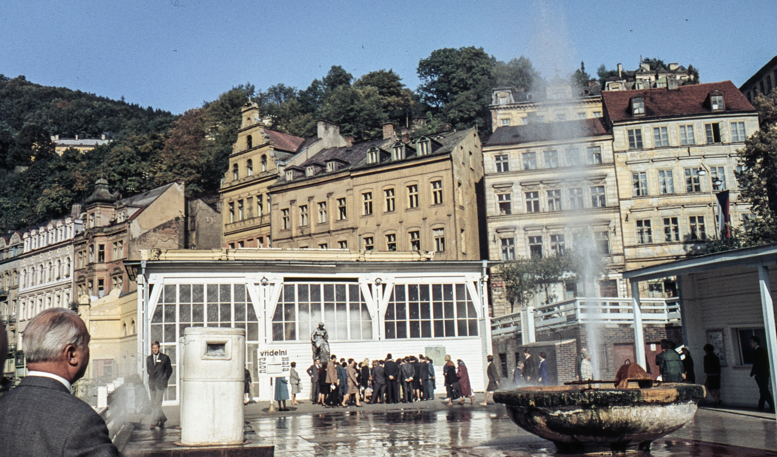 Czech Republik, Karlovy Vary, Vrídelní ulice, Termál Forrás kolonnád., 1967, LHM, Czechoslovakia, colorful, fountain, sculpture, wooden structure, health resort, nude figure, Hygieia-portrayal, hot spring, Harald Schnabel-design, Fortepan #93517