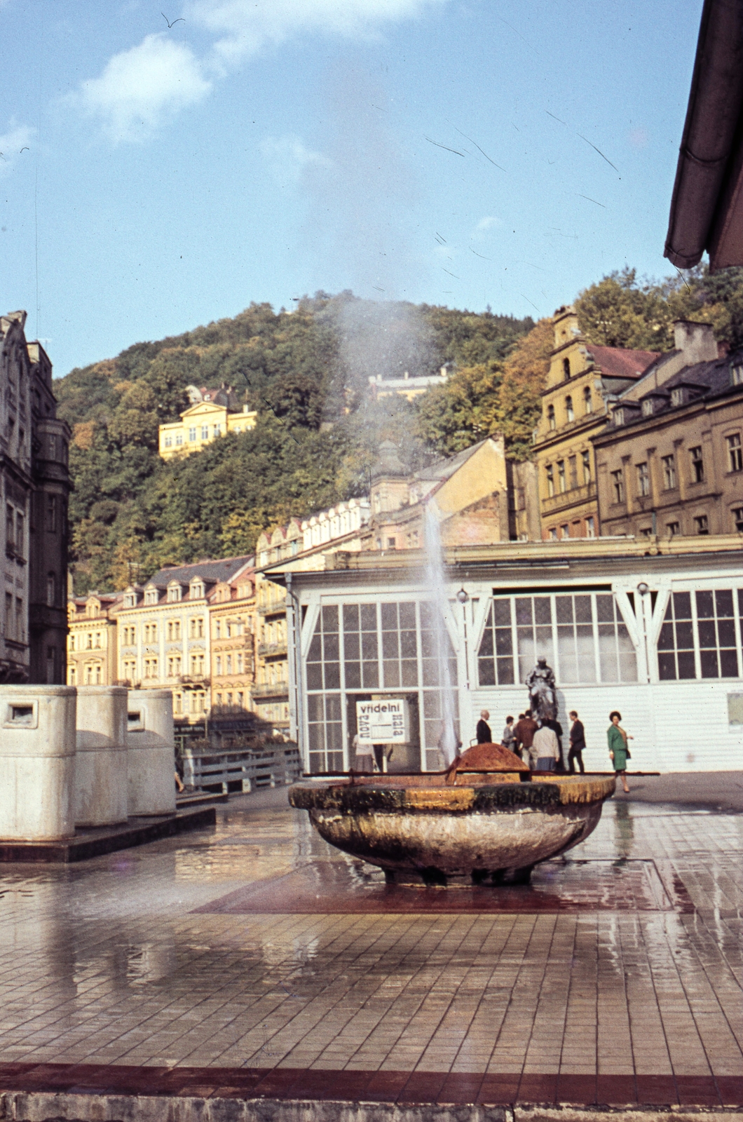 Csehország, Karlovy Vary, Vrídelní ulice, Termál Forrás kolonnád., 1967, LHM, Csehszlovákia, színes, szökőkút, ácsolat, gyógyszálló, melegforrás, Harald Schnabel-terv, Fortepan #93518