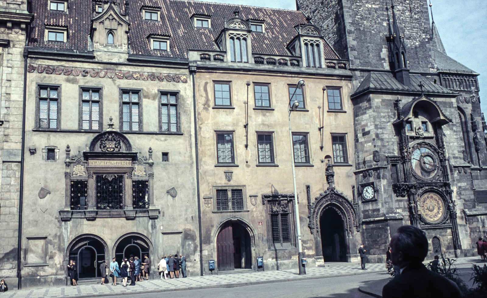 Csehország, Prága, Óváros tér (Staromestske namesti), jobbra az Orloj, a prágai városháza oldalán található óramű, 1967, LHM, Csehszlovákia, színes, gótika, csillagászati óra, Mikuláš of Kadaň-terv, Jan Šindel-terv, Fortepan #93519