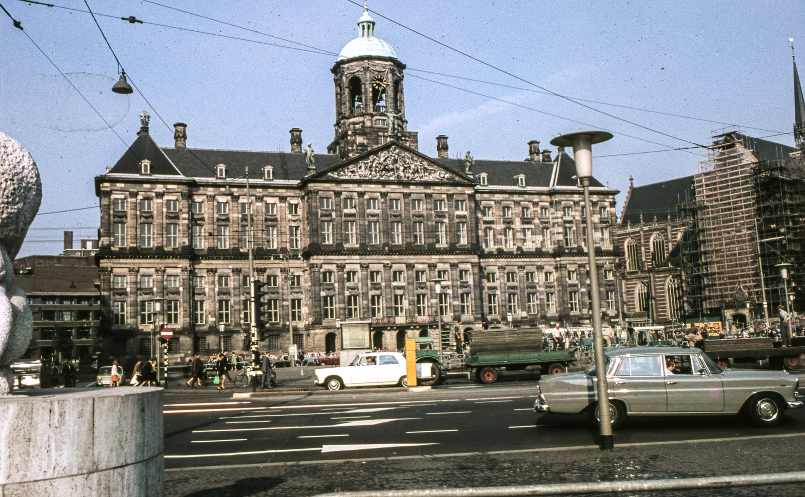 Netherlands, Amsterdam, Dam tér, szemben a Királyi Palota., 1969, LHM, church, colorful, square, palace, gothic, Classicism, Neo-Gothic-style, Jacob van Campen-design, Fortepan #93524