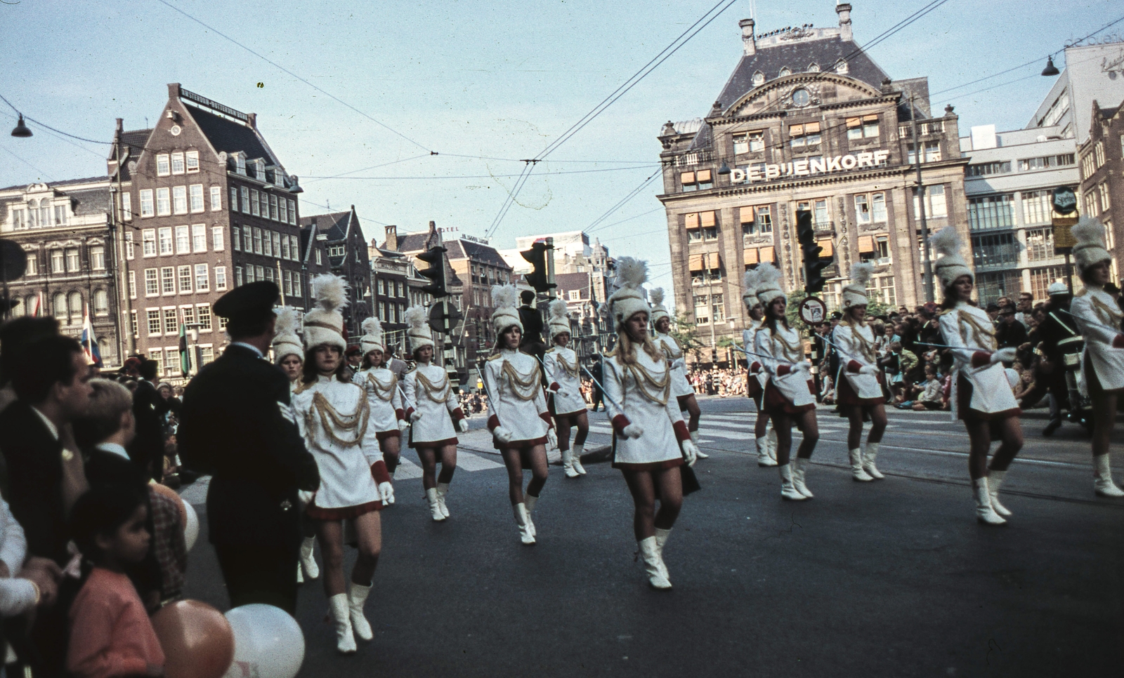 Netherlands, Amsterdam, Dam tér, szemben a Damrak., 1969, LHM, colorful, march, majorette, Fortepan #93528