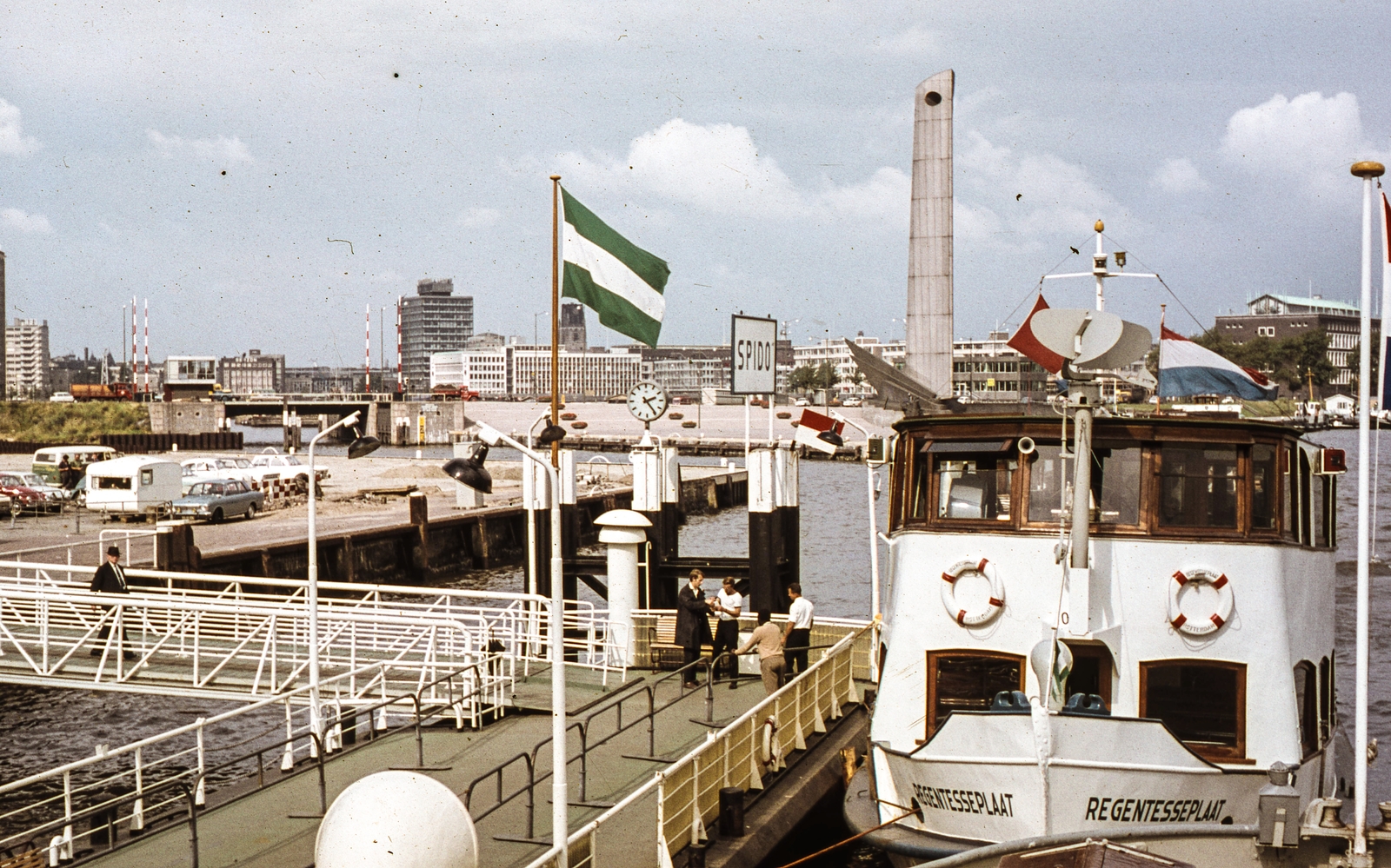 Netherlands, Rotterdam, Willemsplein, Spido hajóállomás, szemben a "De Boeg" II. világháborús emlékmű., 1969, LHM, ship, colorful, flag, port, Regentesseplaat-ship, caravan, Fortepan #93529