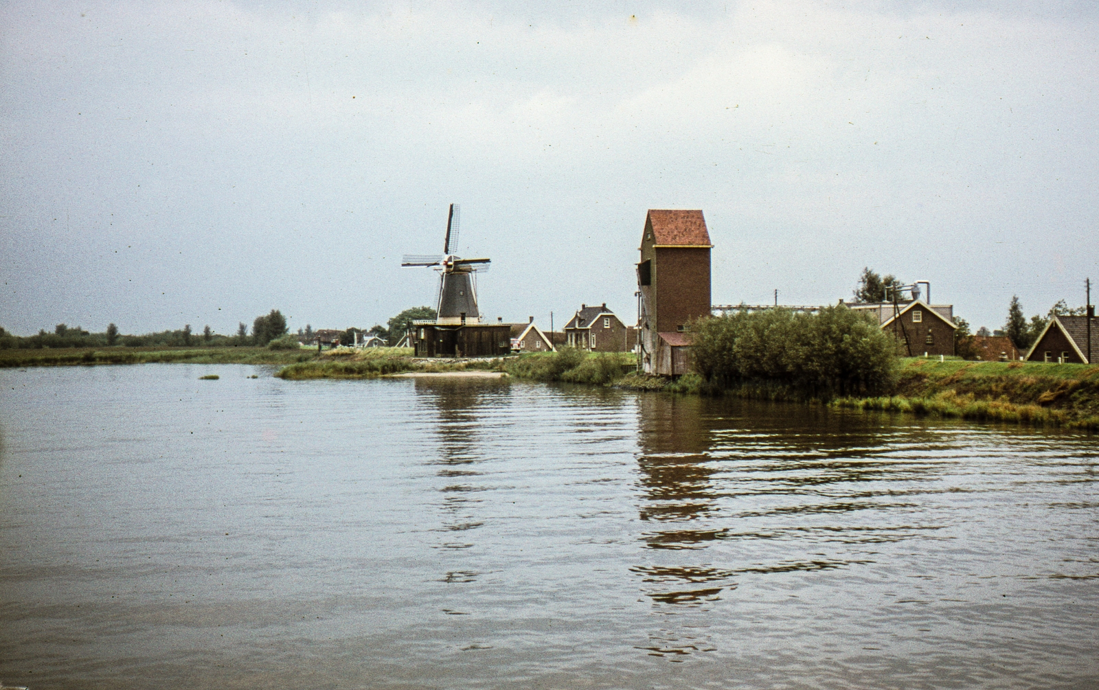 Netherlands, Streefkerk, a De Lek folyó prtján a De Liefde nevű szélmalom., 1969, LHM, colorful, windmill, Fortepan #93534
