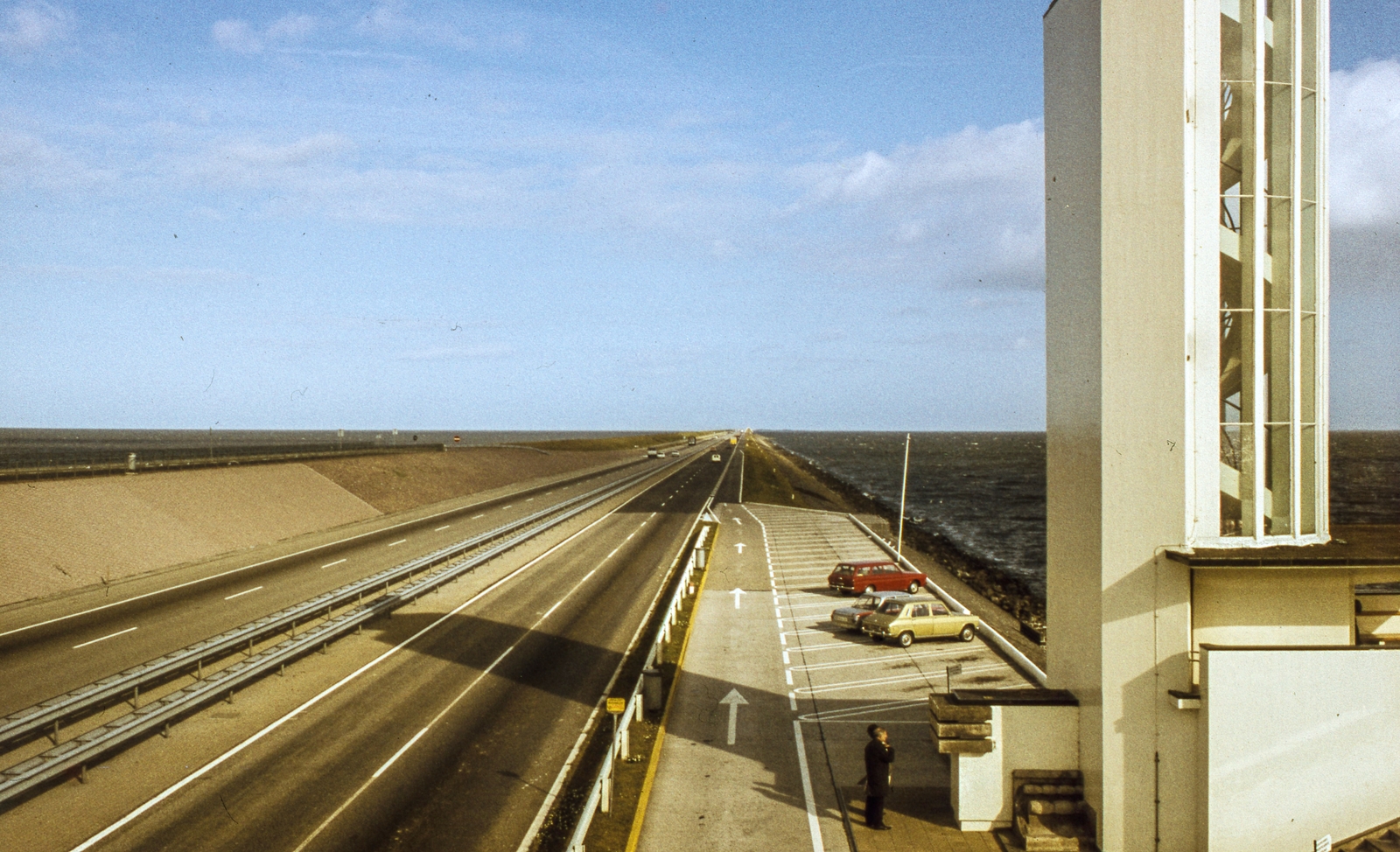 Netherlands, Breezanddijk, Afsluitdijk gát, jobbra a kilátó., 1969, LHM, colorful, tower, lookout, modern architecture, highway, BMW 02 series , Willem Marinus Dudok-design, Fortepan #93535