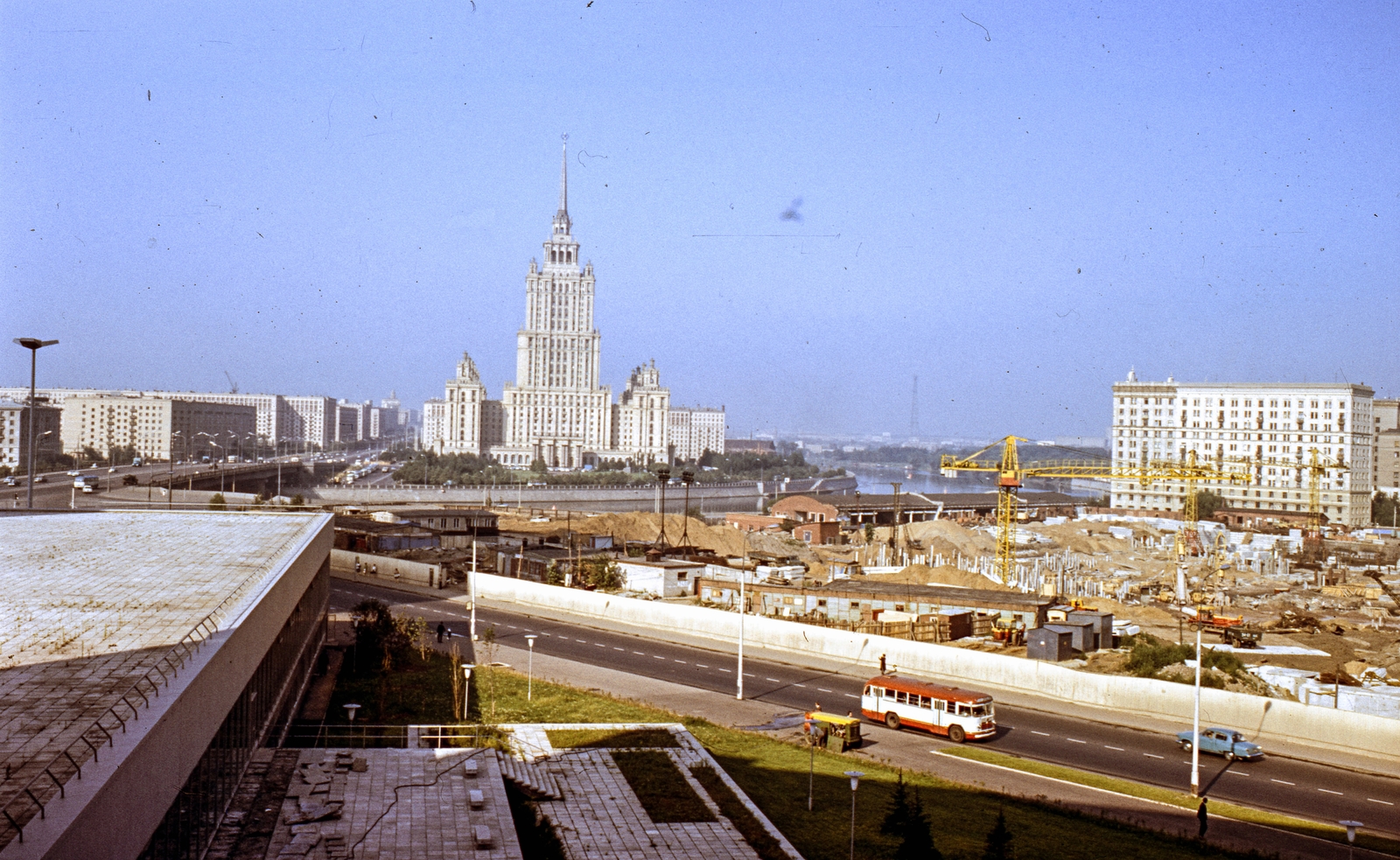 Russia, Moscow, kilátás a KGST-palota felől az Ukrajna Szálló felé, balra a Novoarbatszki (Kalinyin) híd., 1970, LHM, Soviet Union, colorful, construction, hotel, socialist realism, high-rise building, Arkady Mordvinov-design, Vyacheslav Oltarzhevsky-design, Fortepan #93543