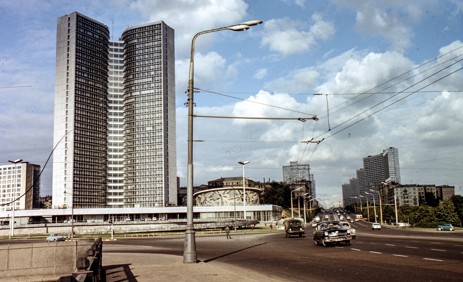 Russia, Moscow, a KGST-palota és a Novij Arbat (Kalinyin) sugárút a Novoarbatszki (Kalinyin) hídról nézve., 1973, LHM, Soviet Union, colorful, high-rise building, tall house, Mikhail Posokhin-design, Ashot Mndoyants-design, Vladimir Svirsky-portrayal, Fortepan #93544