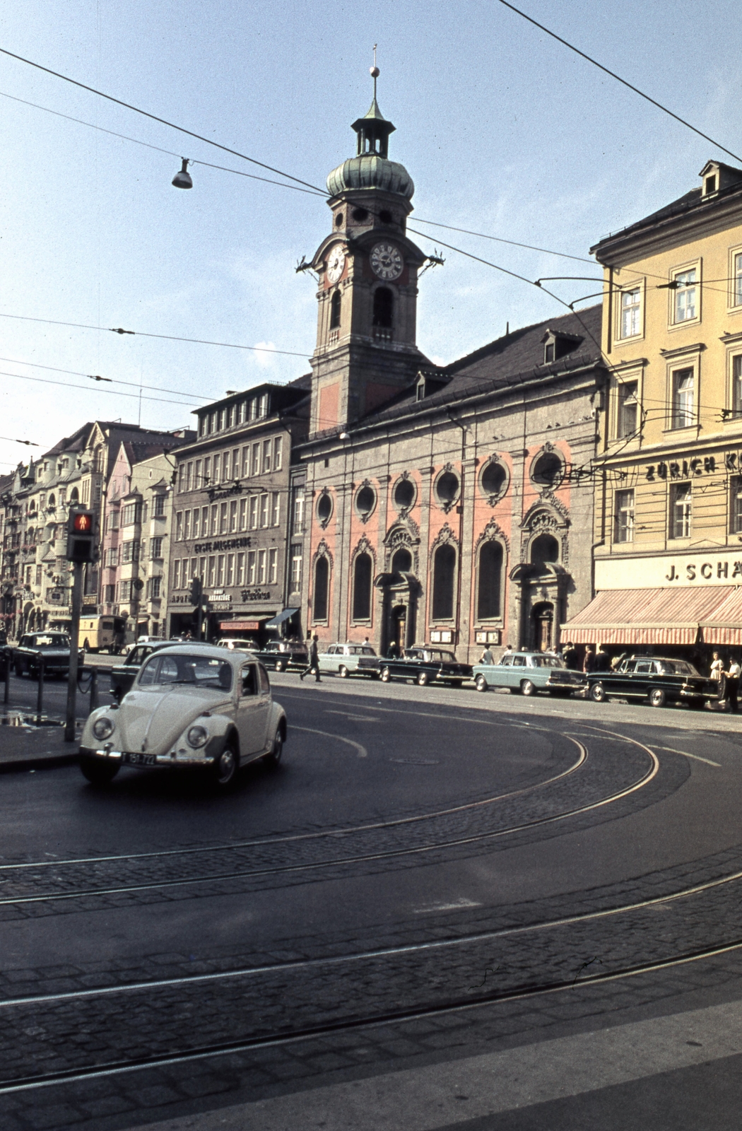 Austria, Innsbruck, Maria Theresien Strasse, szemben a Spitalskirche., 1973, LHM, church, colorful, Volkswagen Beetle, Fortepan #93545