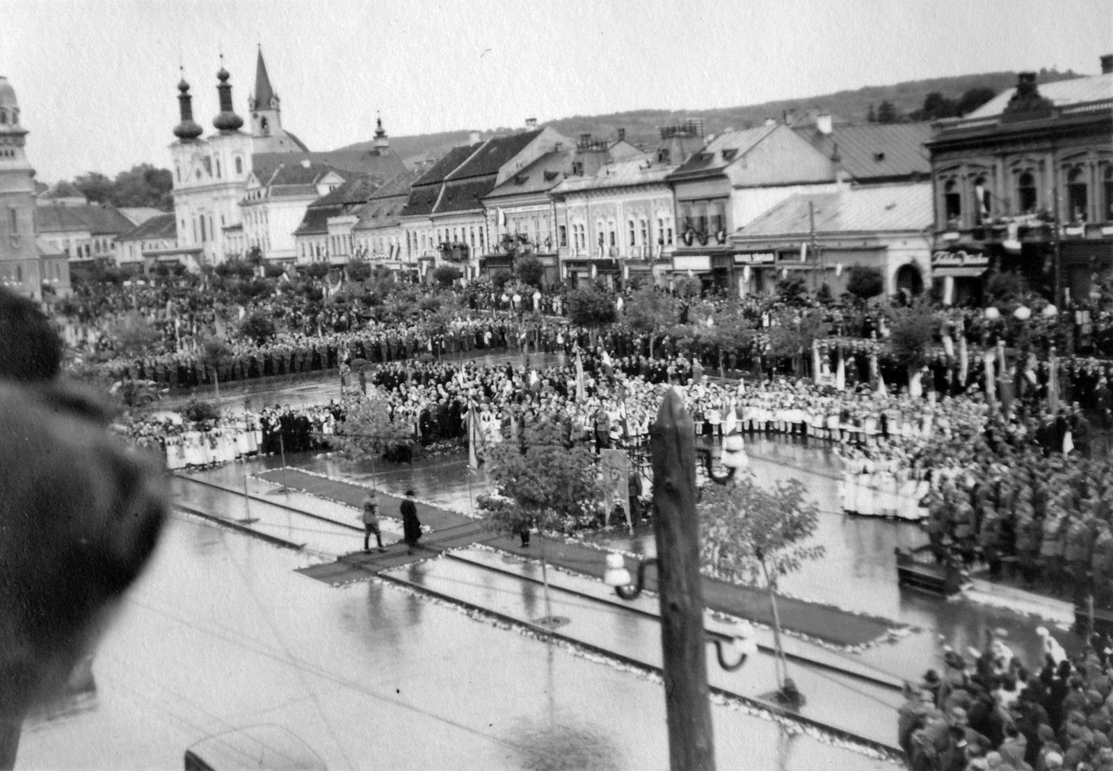 Romania,Transylvania, Târgu Mureș, Rózsák tere (Piata Trandafirilor, ekkor Széchenyi tér). Balra az Ortodox Székesegyház, jobbra a Keresztelő Szent János-templom. A felvétel 1940. szeptember 16-án a kormányzói fogadó ünnepségen készült a magyar csapatok bevonulása idején., 1940, Fortepan, Vienna Accord, territorial gain, church, festive, Baroque-style, Catholic Church, rain, Jesuits, Bálint Scherzer-design, Fortepan #9355
