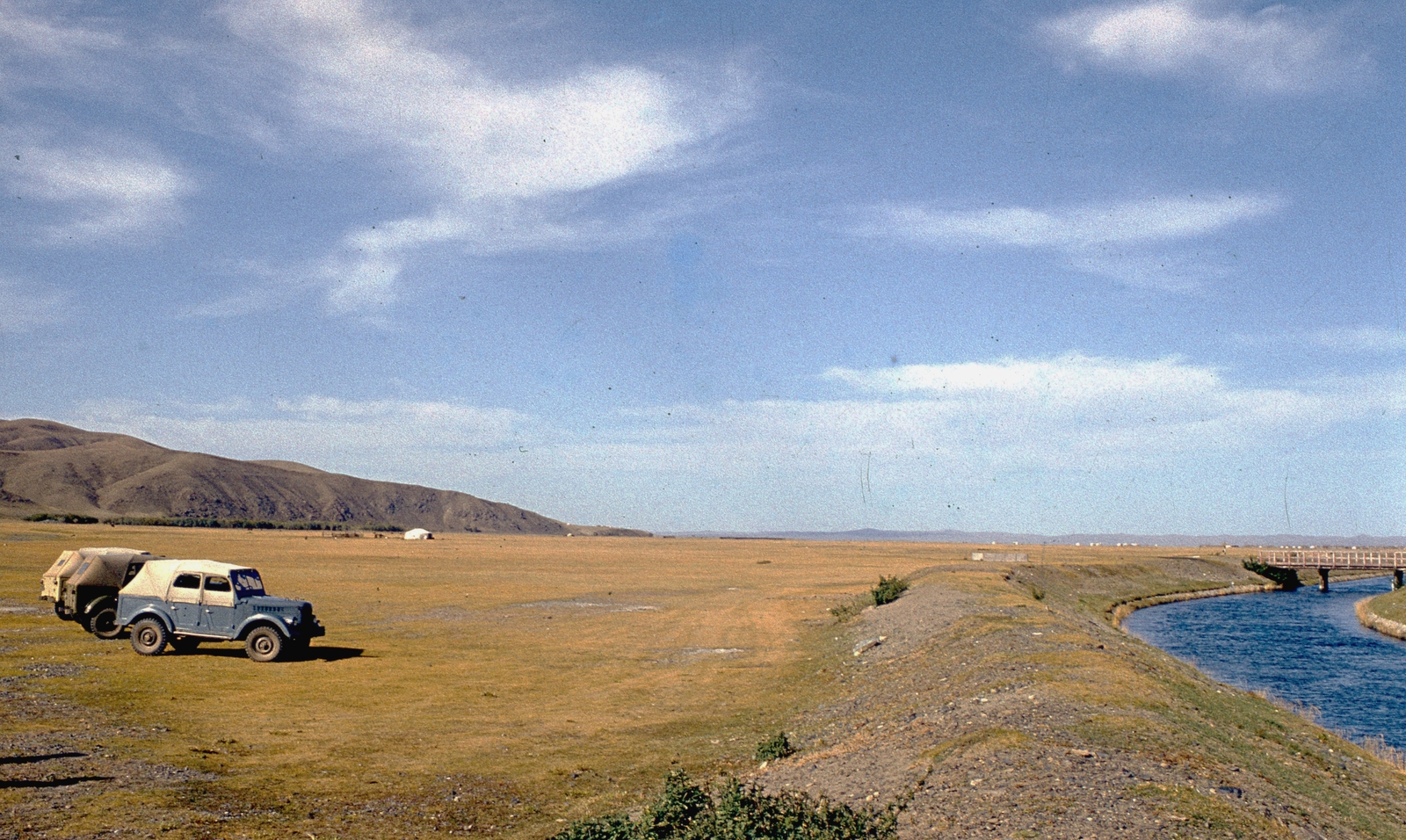 Mongólia, Harhorin, az Orhon folyóból leágazó Harhorin öntözőcsatorna a zárózsiliptől nézve., 1976, LHM, Szovjetunió, színes, dzsip, Fortepan #93559