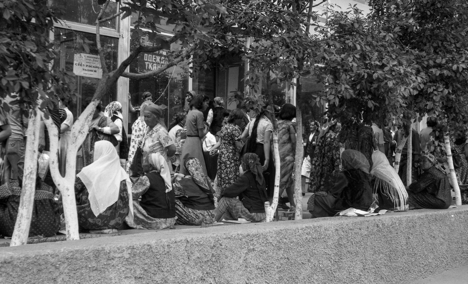 Üzbegisztán, Taskent, az Október (később Chorsu) bazár a Tahír és Zuhra ruházati áruház előtt., 1985, LHM, Szovjetunió, Fortepan #93567