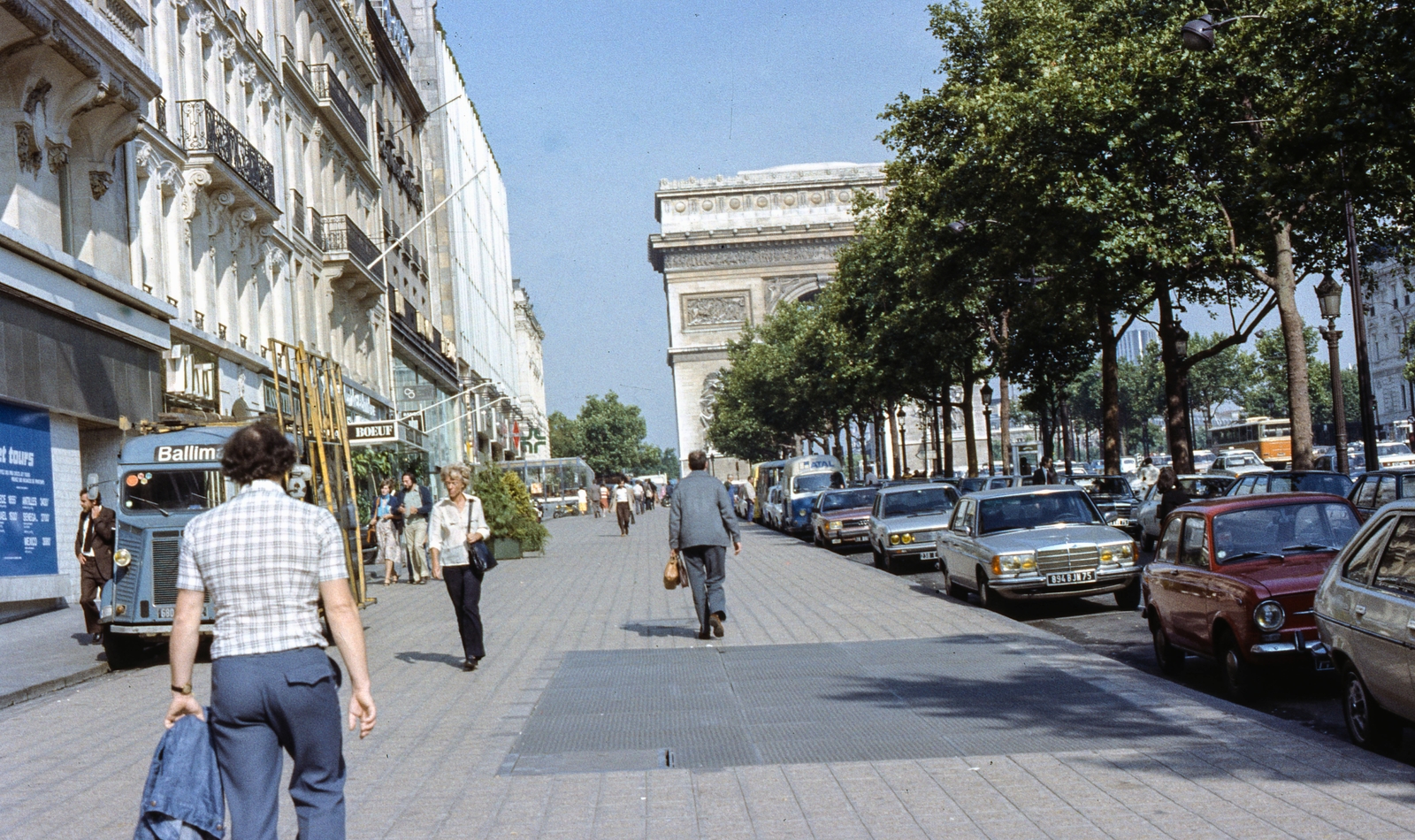 France, Paris, Avenue des Champs-Élysées a Diadalív felé nézve., 1978, LHM, colorful, Mercedes-brand, Citroën-brand, automobile, number plate, triumphal arch, Citroen HY, Neoclassical architecture, Jean-François Chalgrin-design, Fortepan #93582