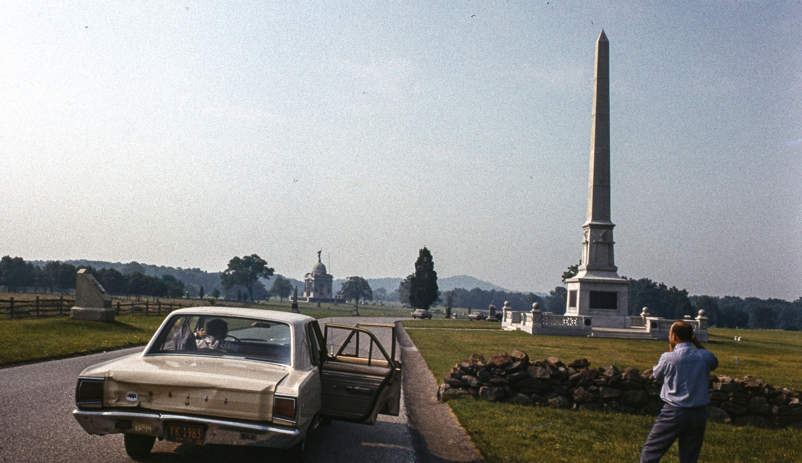 USA, Gettysburg, Hancock Avenue, jobbra a United States Regulars emlékmű (Karl Bitter, 1909.), háttérben a State of Pennsylvania Monument., 1970, LHM, colorful, monument, Obelisk, automobile, number plate, Fortepan #93583