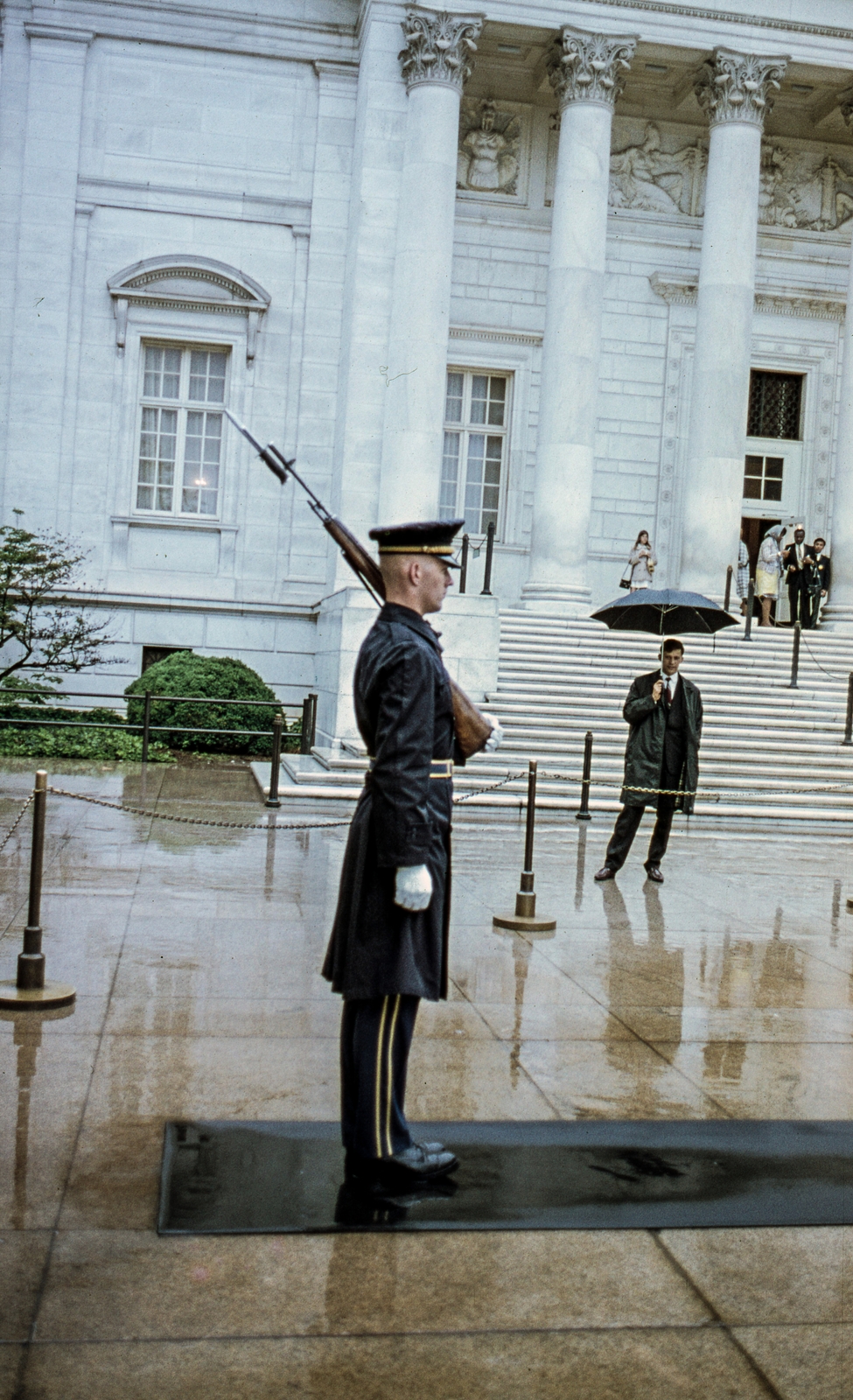 USA, Arlington, Arlingtoni Nemzeti Temető, őrség az Ismeretlen katona sírja előtt., 1970, LHM, colorful, soldier, guard, gun, bayonet, guard of honour, M14 rifle, Fortepan #93584