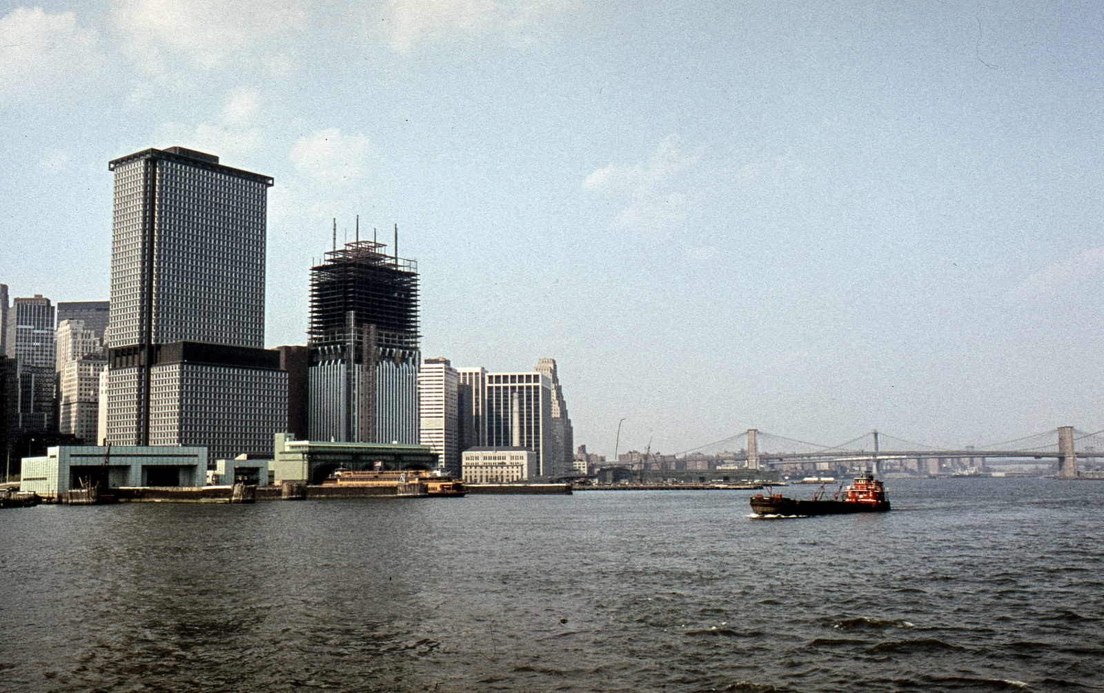 USA, New York, balra Manhattan és az FDR Drive épületei, jobbra a Brooklyn híd., 1970, LHM, ship, colorful, bridge, construction, high-rise building, suspension bridge, cable-stayed bridge, John Au­gus­tus Roebling-design, Fortepan #93585