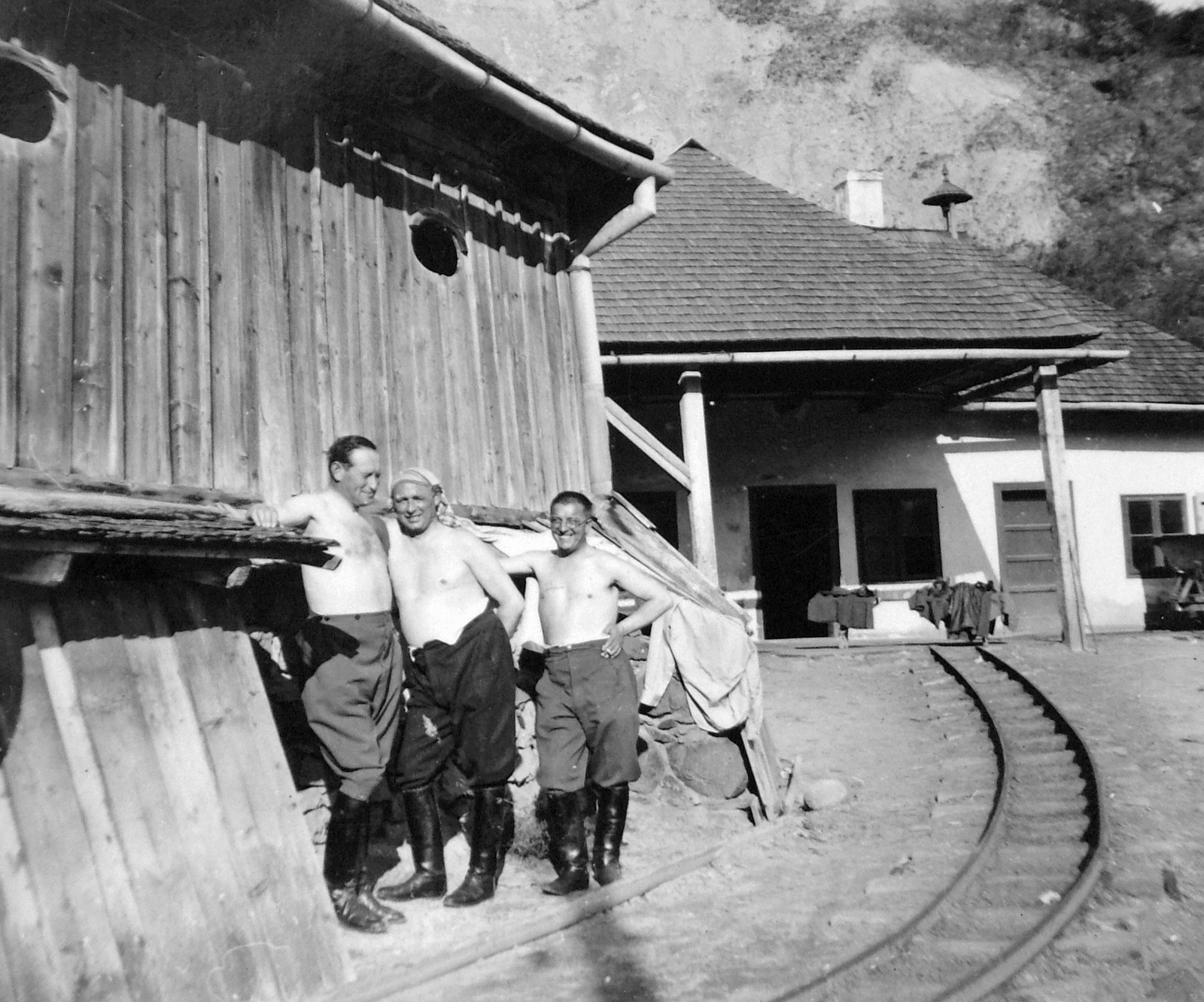 Romania,Transylvania, Észak-Erdély, a felvétel a magyar csapatok bevonulása idején készült., 1940, Fortepan, boots, half-naked, Fortepan #9360