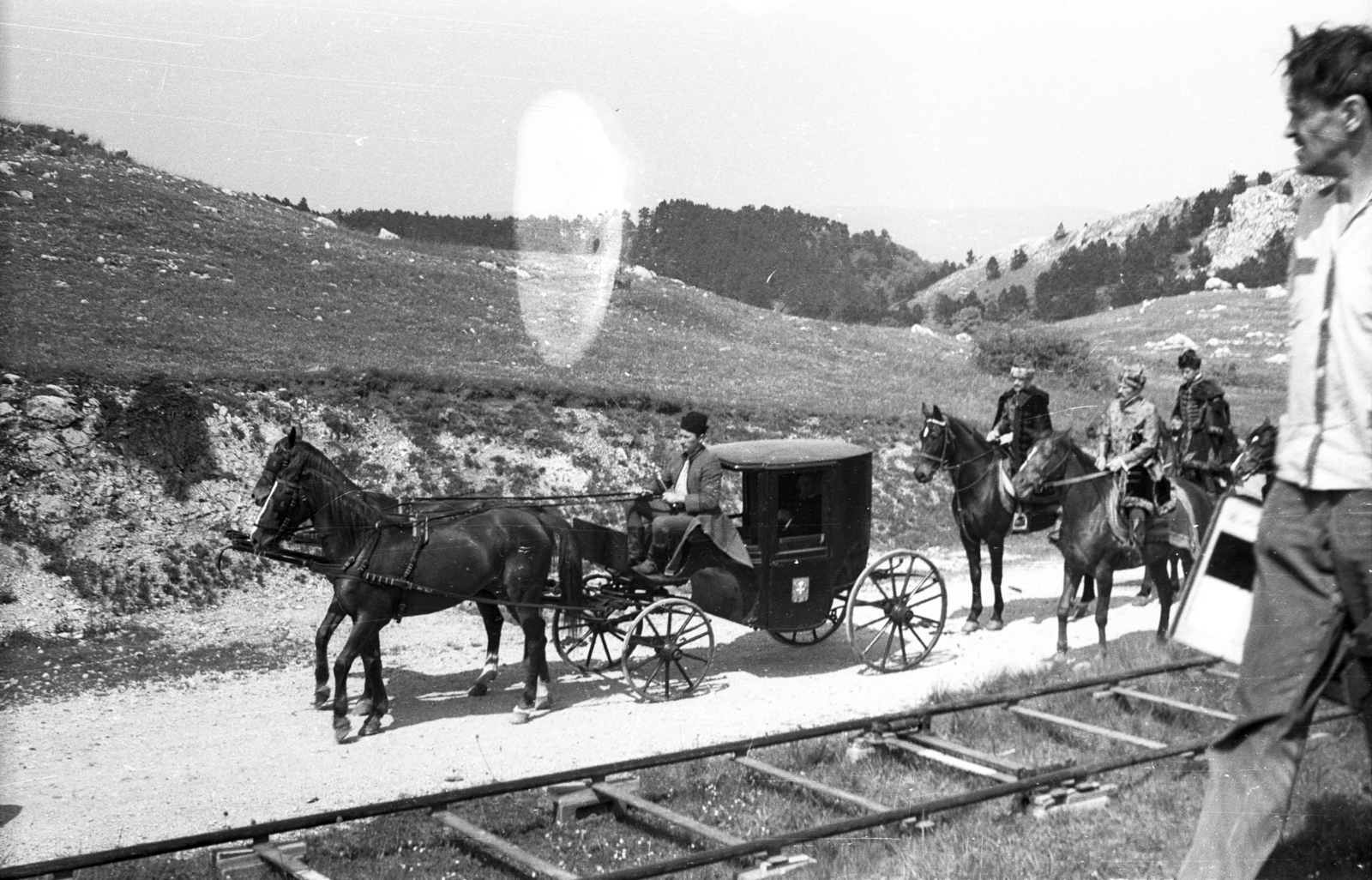 Hungary, Budaörs, Farkas-völgy, a felvétel a Szegény gazdagok című film (rendező: Bán Frigyes, operatőr: Illés György) forgatásán készült., 1959, LHM, filming, carriage, coach, costume, rider, camera track, Fortepan #93600