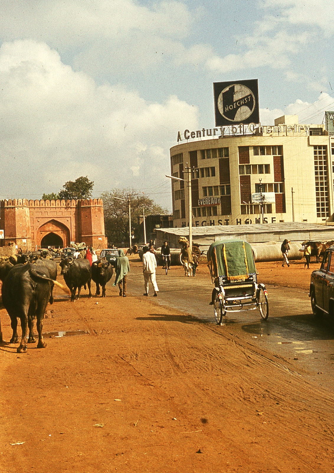 India, Delhi, balra a Turkman Gate., 1972, Lőw Miklós, colorful, gate, neon sign, rickshaw, buffalo, bicycle, Fortepan #93610