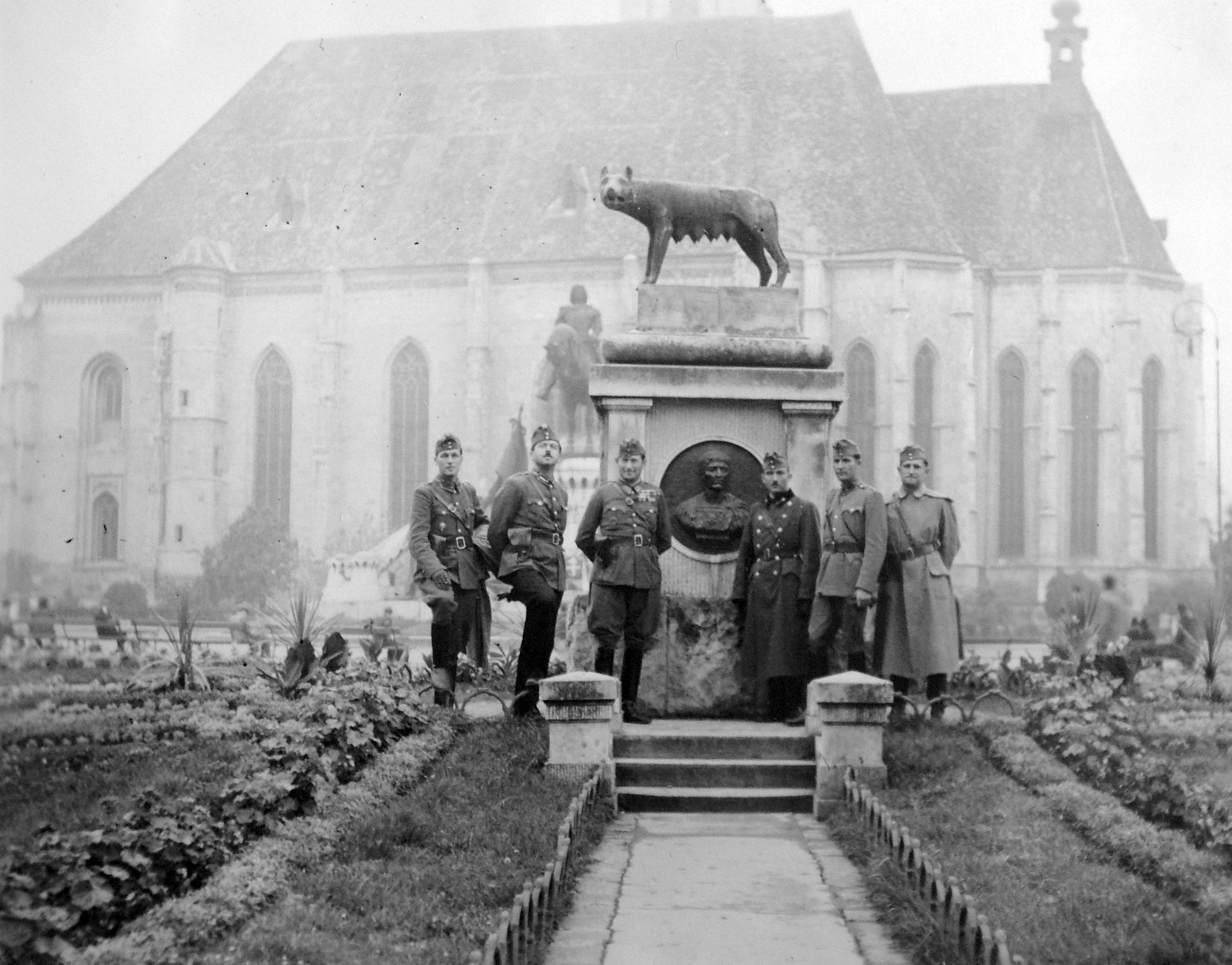 Romania,Transylvania, Cluj-Napoca, Fő tér, háttérben a Szent Mihály-templom., 1940, Fortepan, church, soldier, King Mathias portrayal, she-wolf portrayal, Fortepan #9362
