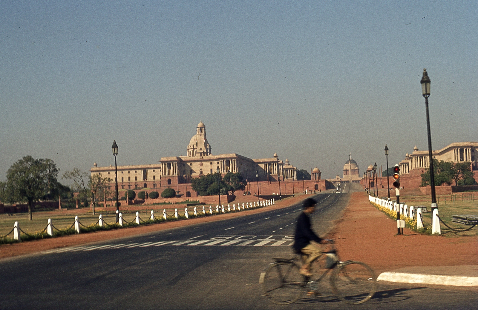 India, Delhi, Két oldalon a Miniszterelnöki hivatal és a kormányzat épületei, középen a távolban a Rashtrapati Baván (Elnöki Rezidencia)., 1972, Lőw Miklós, színes, kerékpár, Fortepan #93623
