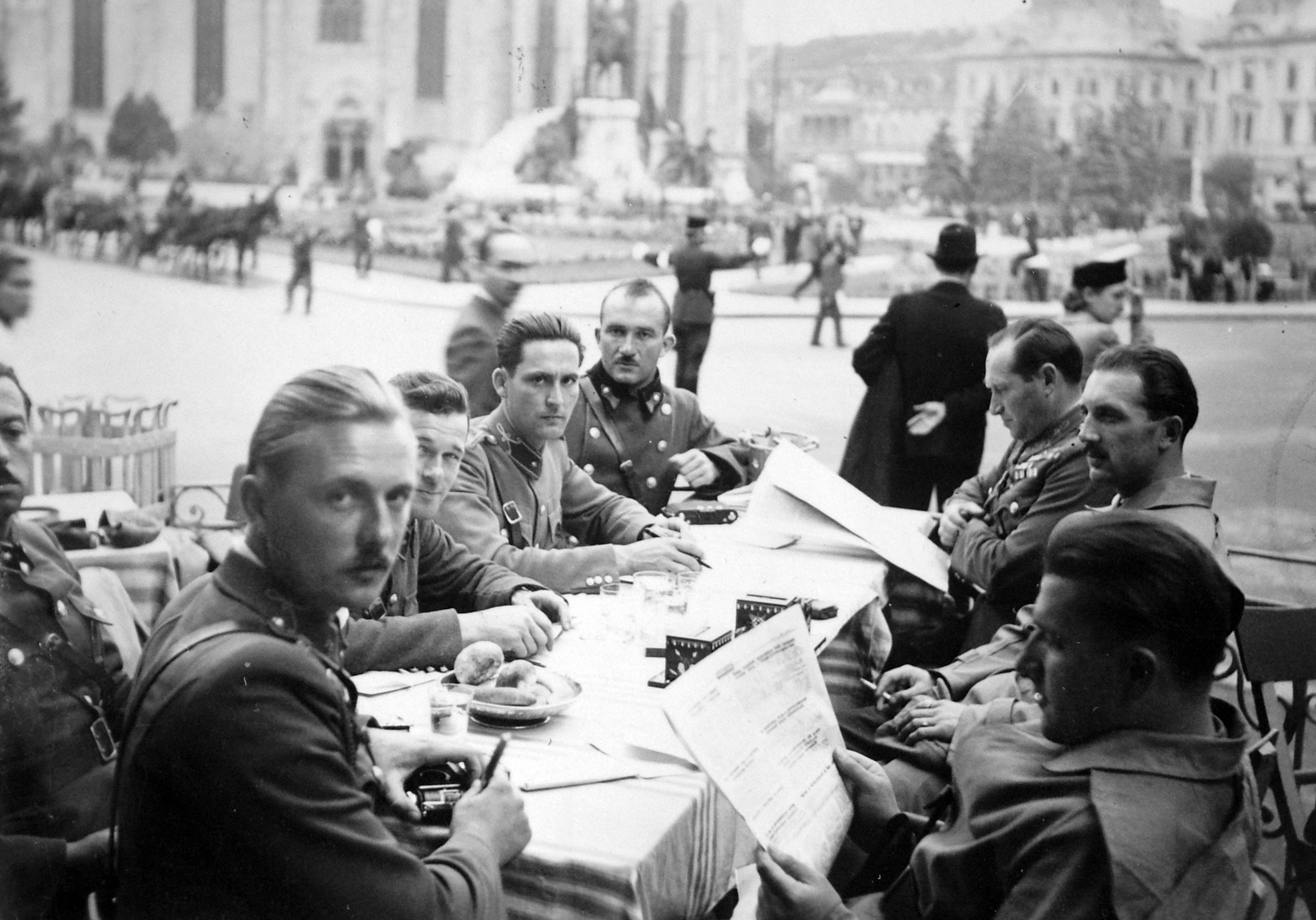 Romania,Transylvania, Cluj-Napoca, Fő tér, háttérben a Szent Mihály-templom., 1940, Fortepan, newspaper, soldier, Fortepan #9363