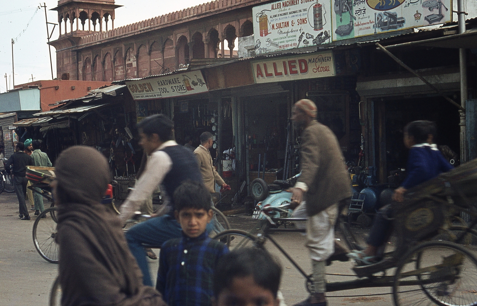 India, Delhi, piac a Dzsama Maszdzsid mecsetnél., 1972, Lőw Miklós, colorful, Mughal architecture, bicycle, rickshaw, Fortepan #93637