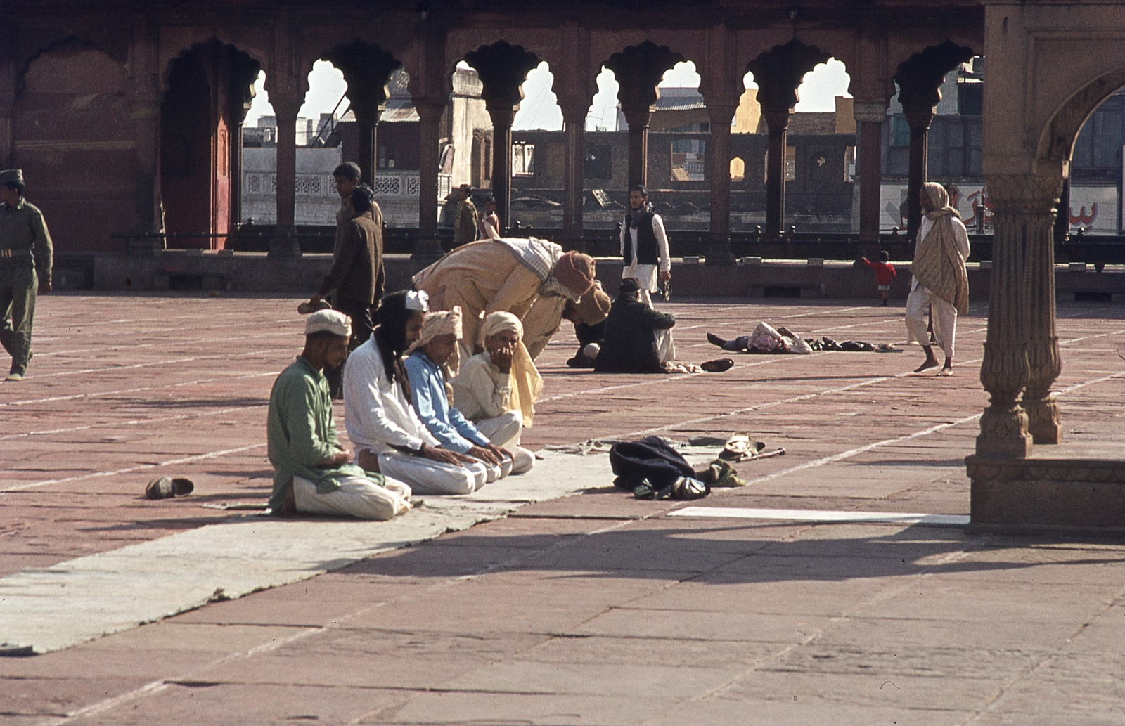 India, Delhi, Dzsama Maszdzsid mecset., 1972, Lőw Miklós, colorful, prayer, mosque, kneeling, Mughal architecture, Fortepan #93639