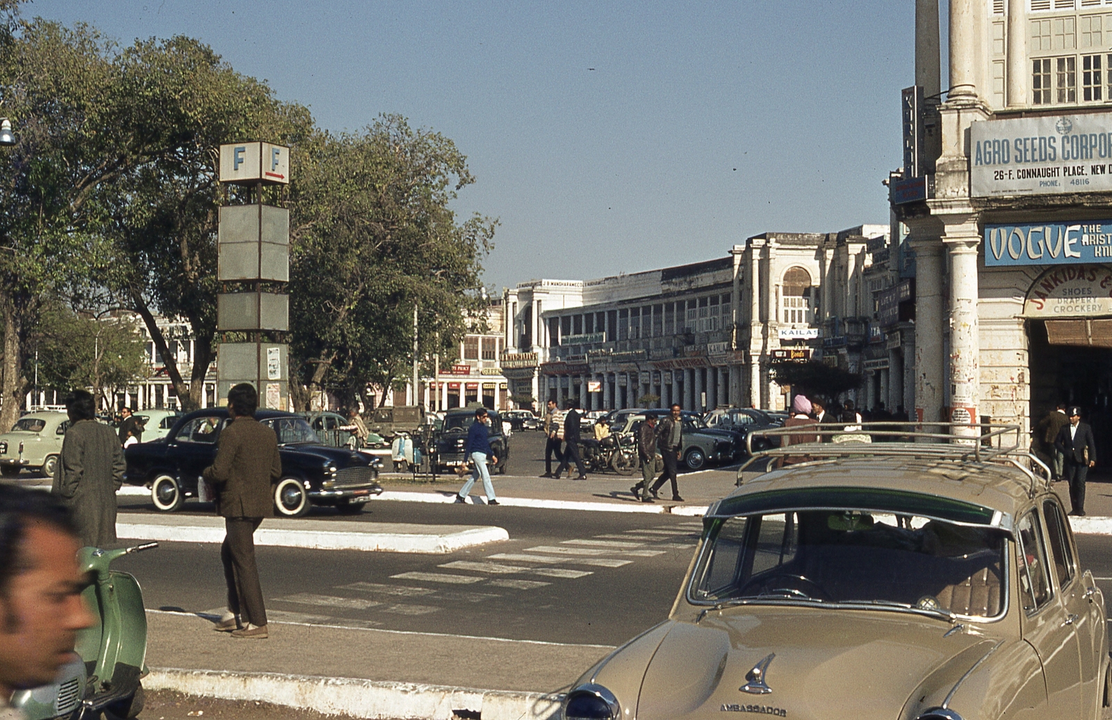 India, Delhi, Connaught Place, Delhi egyik legnagyobb kereskedelmi központja., 1972, Lőw Miklós, colorful, automobile, Hindustan-brand, crosswalk, Fortepan #93649