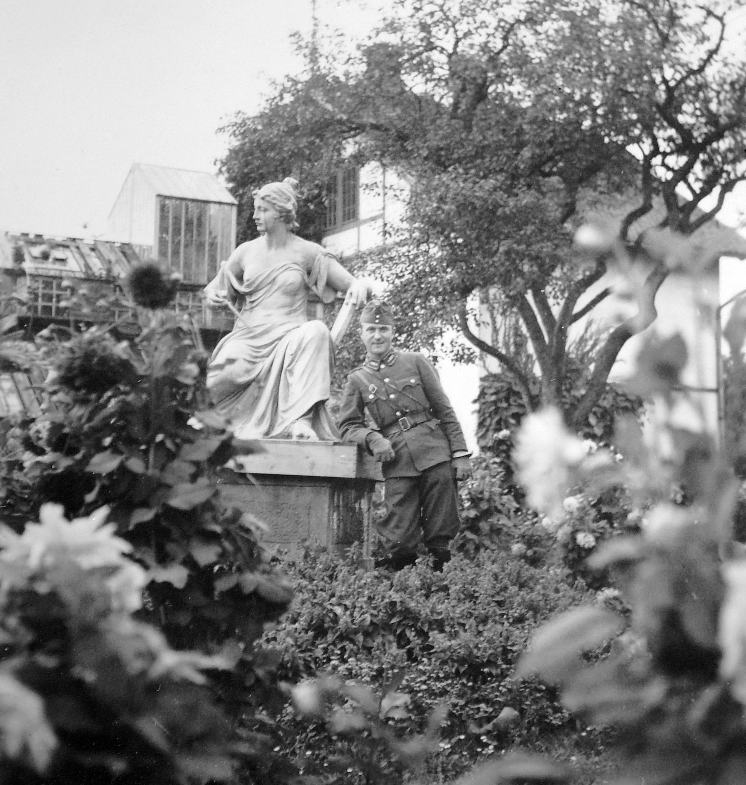 Romania,Transylvania, Cluj-Napoca, Füvészkert. A szobor az egyetem homlokzatáról származik., 1940, Fortepan, sculpture, botanical garden, Fortepan #9365