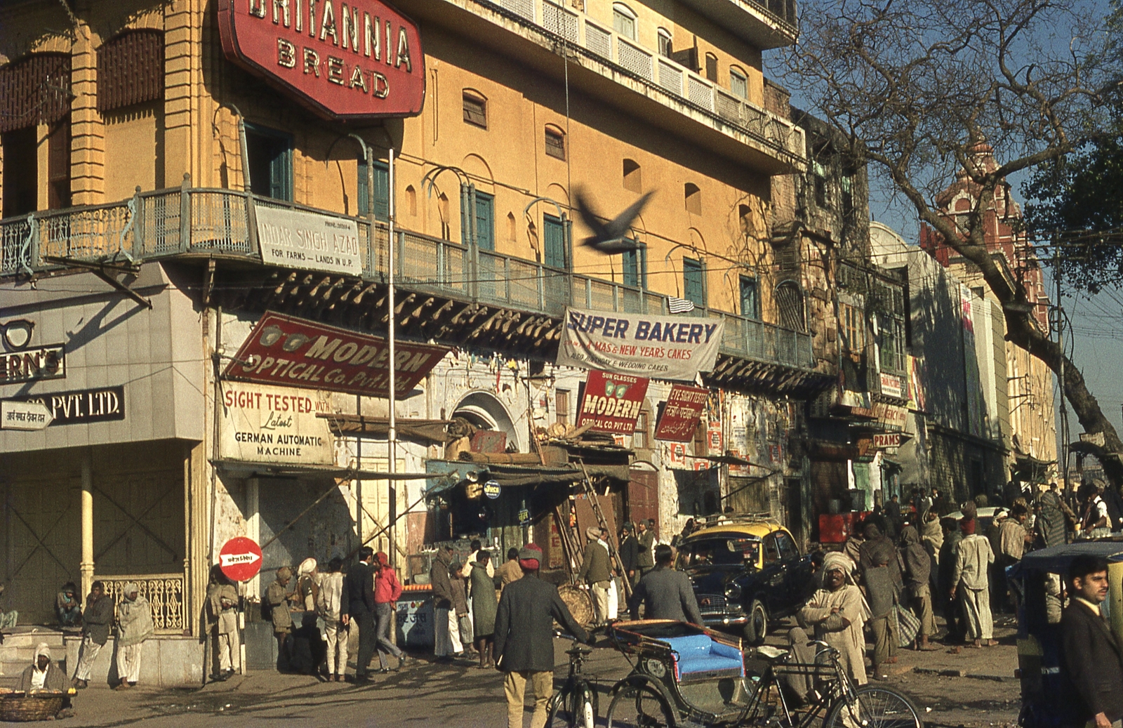 India, Delhi, Chandni Chowk, India egyik legnagyobb piaca a Diwan Hall Road felé nézve., 1972, Lőw Miklós, colorful, rickshaw, Fortepan #93653