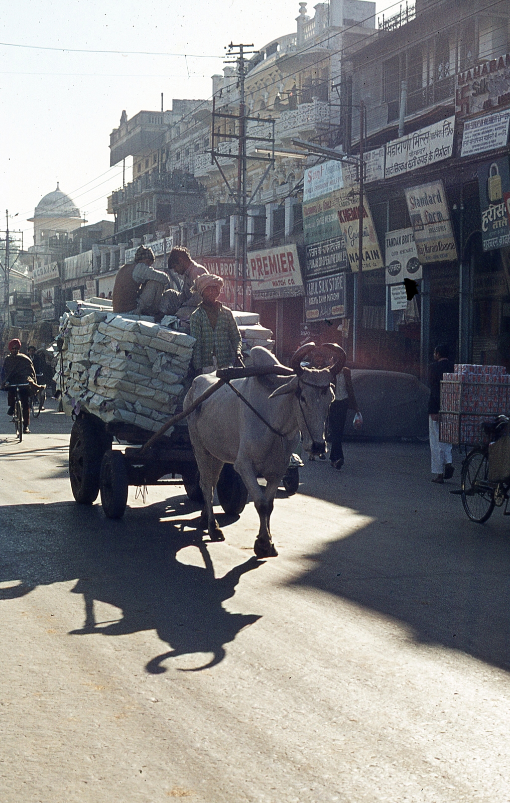 India, Delhi, Chandni Chowk, India egyik legnagyobb piaca., 1972, Lőw Miklós, colorful, bicycle, Fortepan #93659
